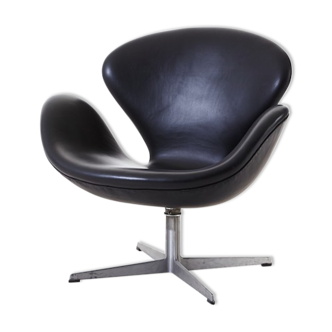 'Swan' armchair by Arne Jacobsen in leather for Fritz Hansen