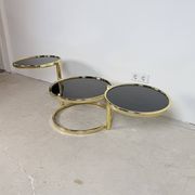 Table basse à cascade pivotante Hollywood Regency vintage avec verre noir