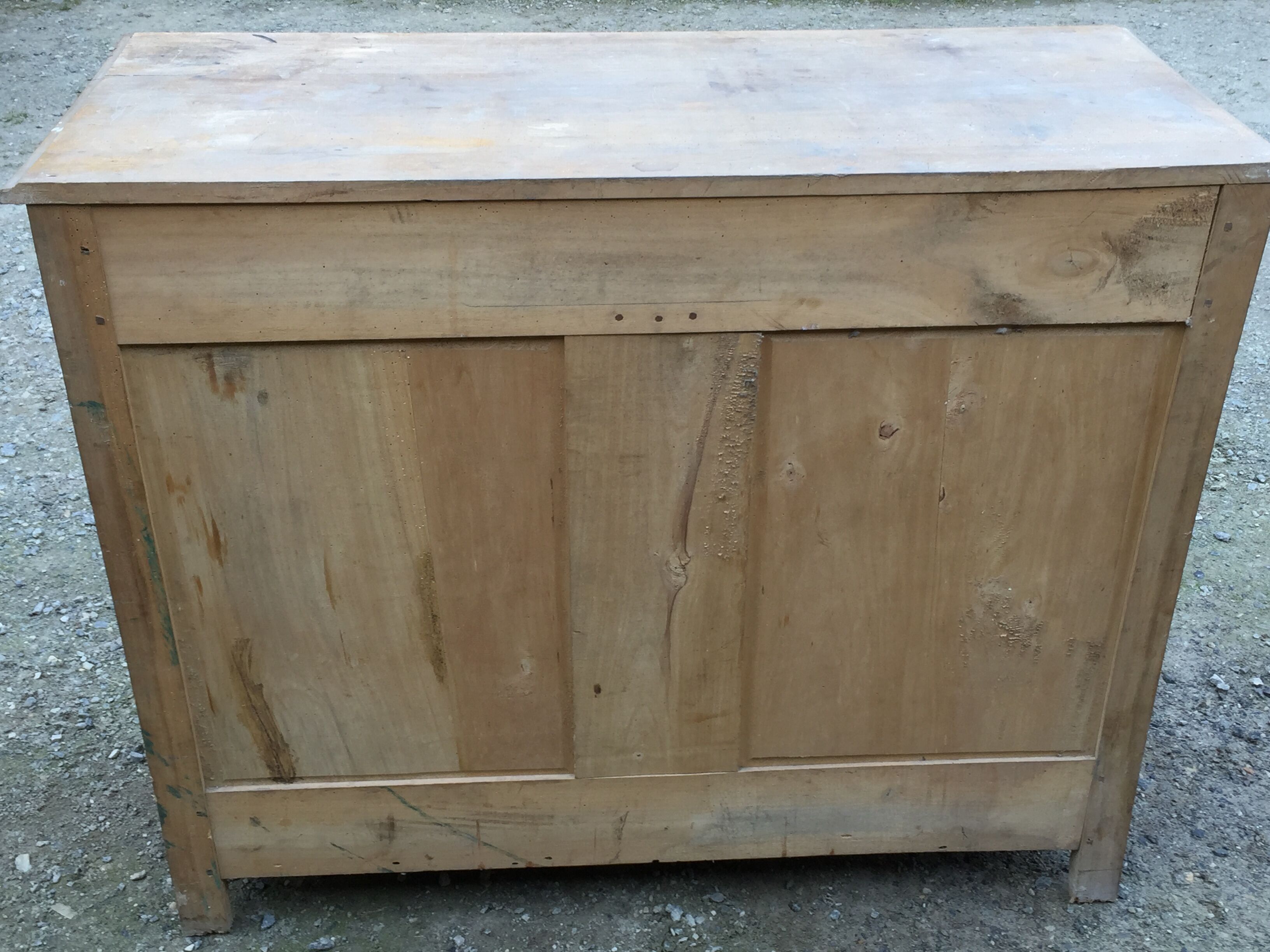 Buffet vintage parisien en bois de peuplier à 2 portes et 2 tiroirs.