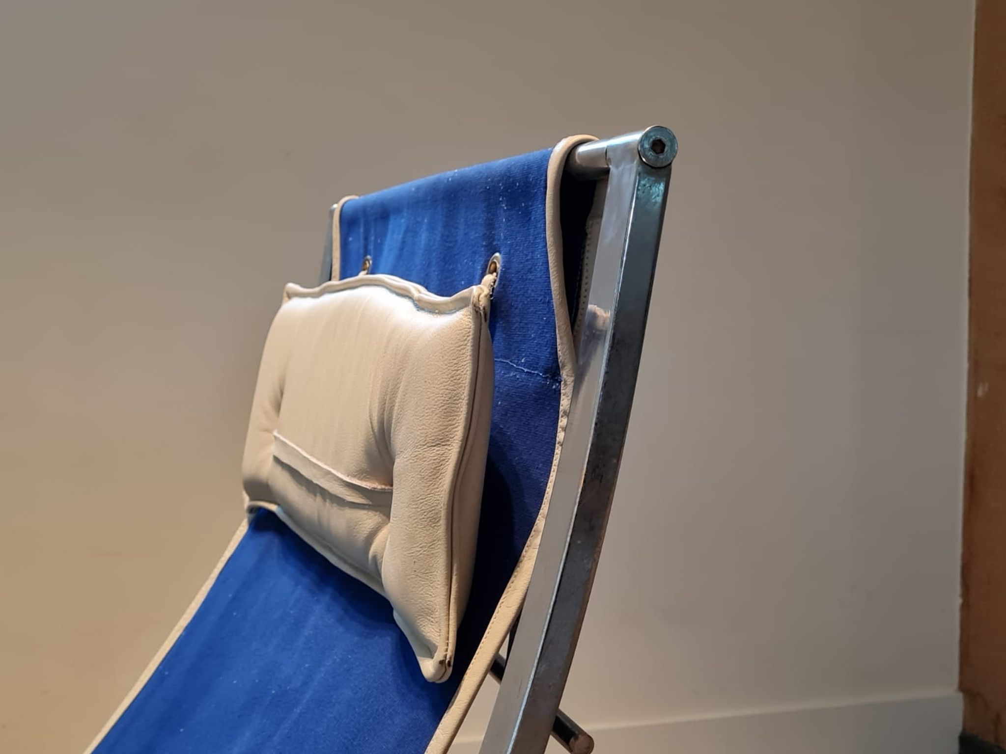 Marcello Cuneo ‘Louisa’ lounge chair in blue canvas and white leather, Italy 1970s