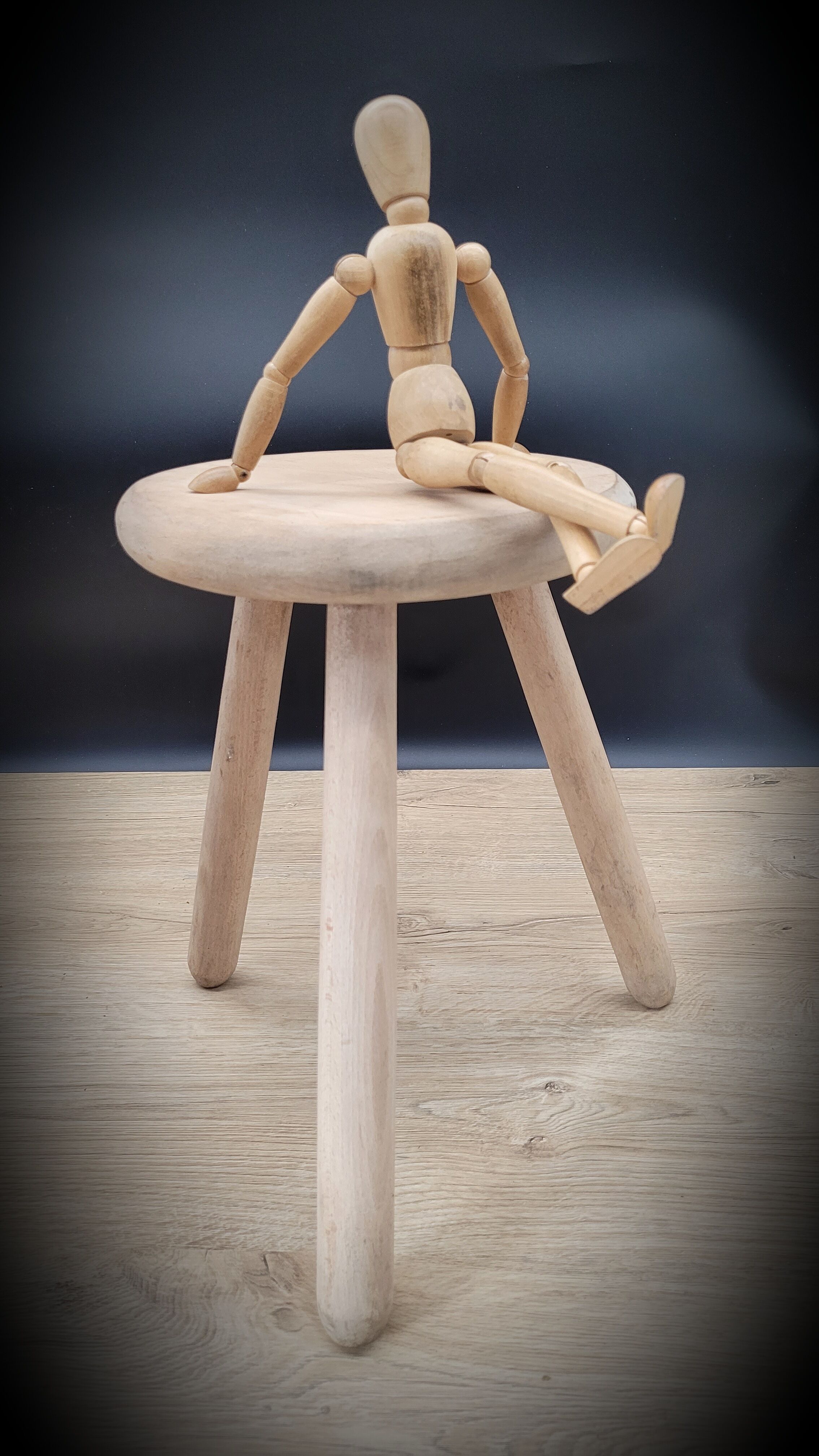 Light wood tripod stool ter