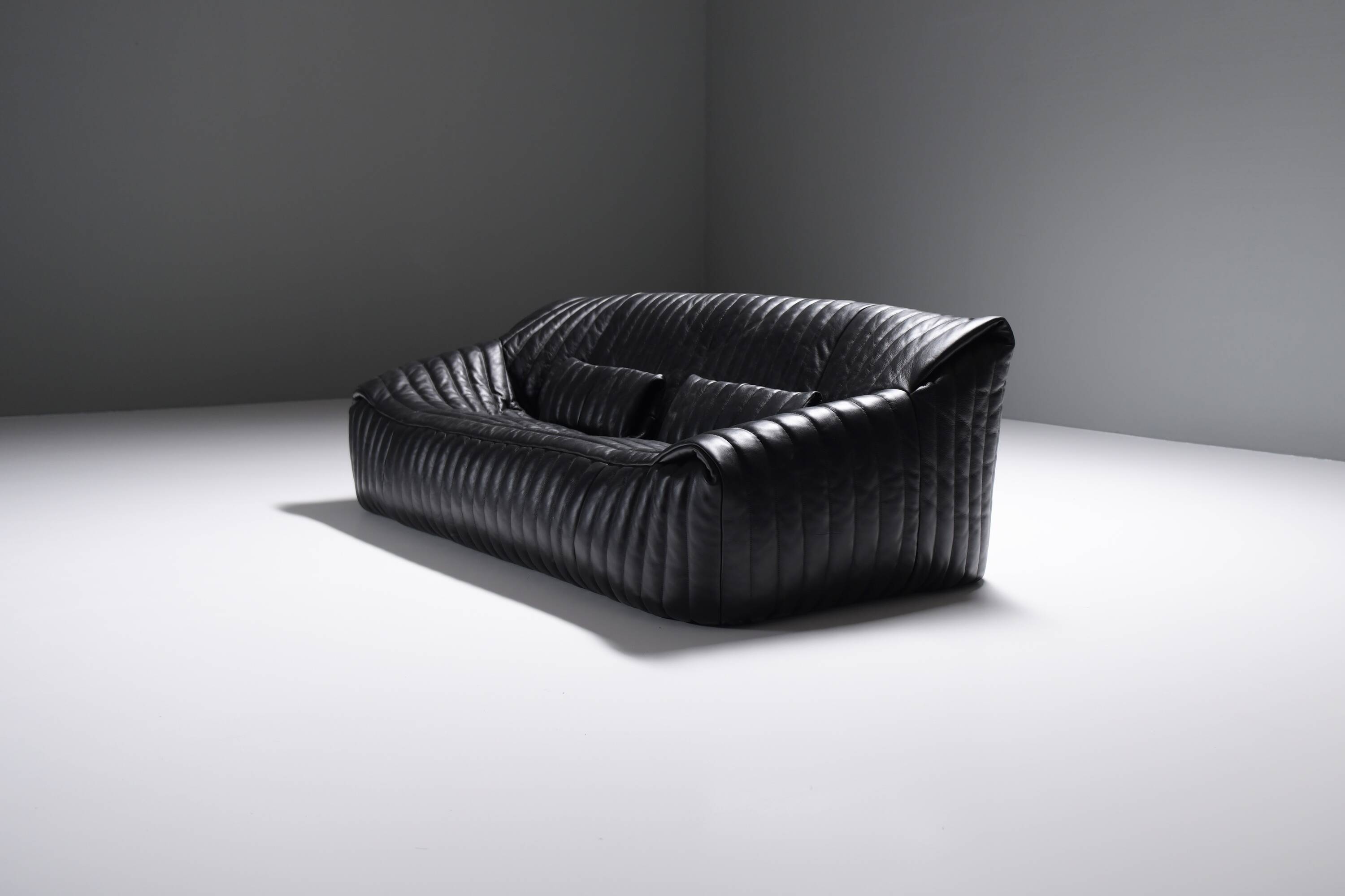 Stunning Sandra sofa in new black leather by Annie Hieronimus for Cinna France