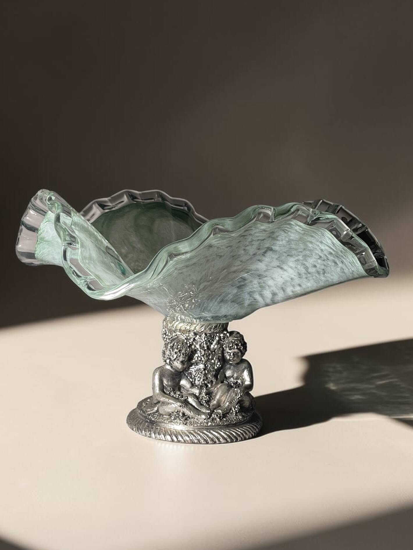 Centrepiece bowl LA MERIDIANA in blown glass on a silver pedestal.