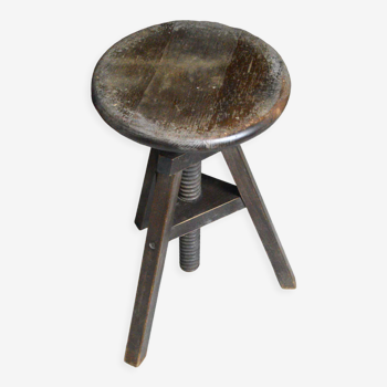 Tripod stool with adjustable screw