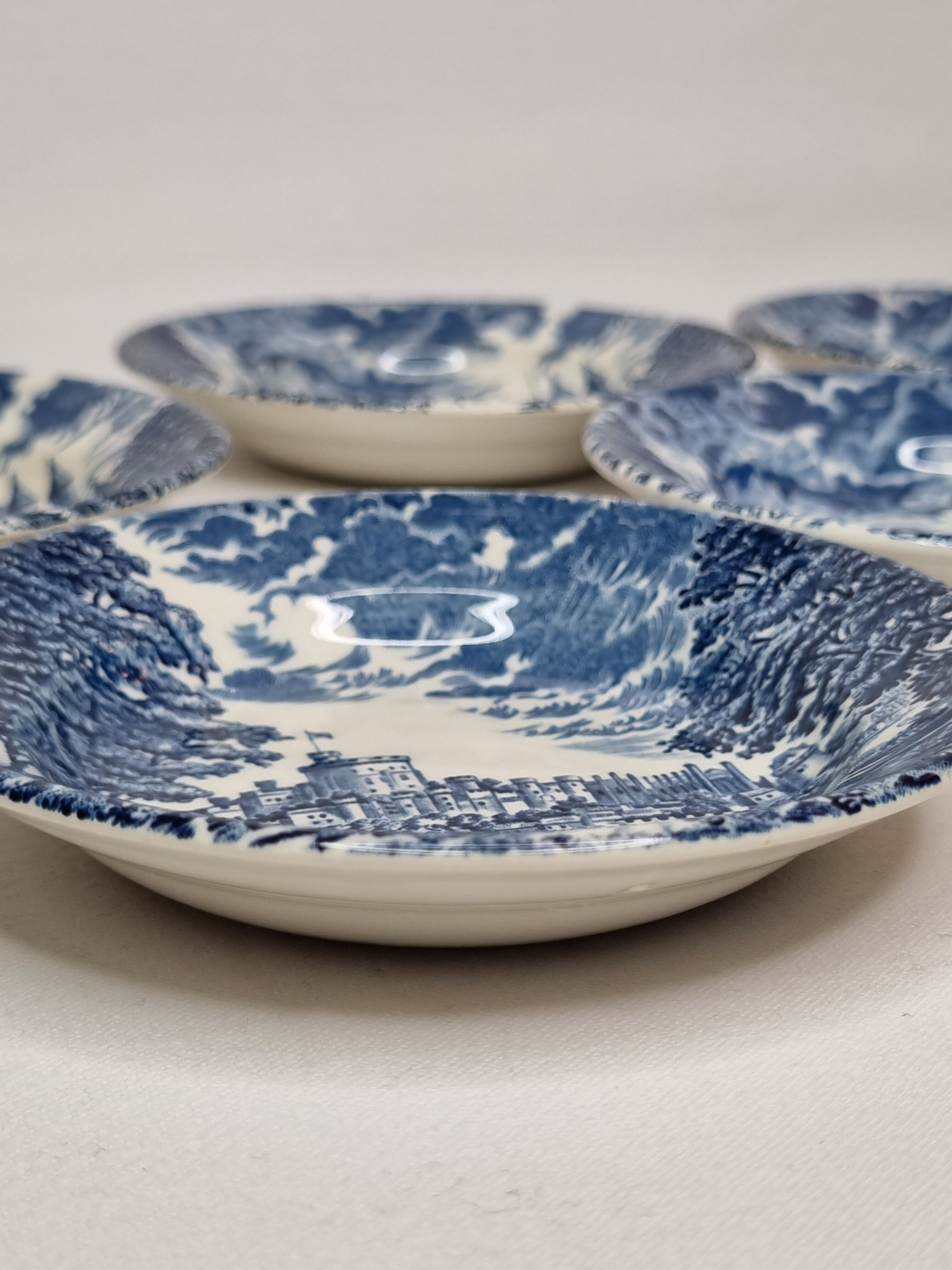 Ensemble de cinq ramequins en faïence Wedgwood England