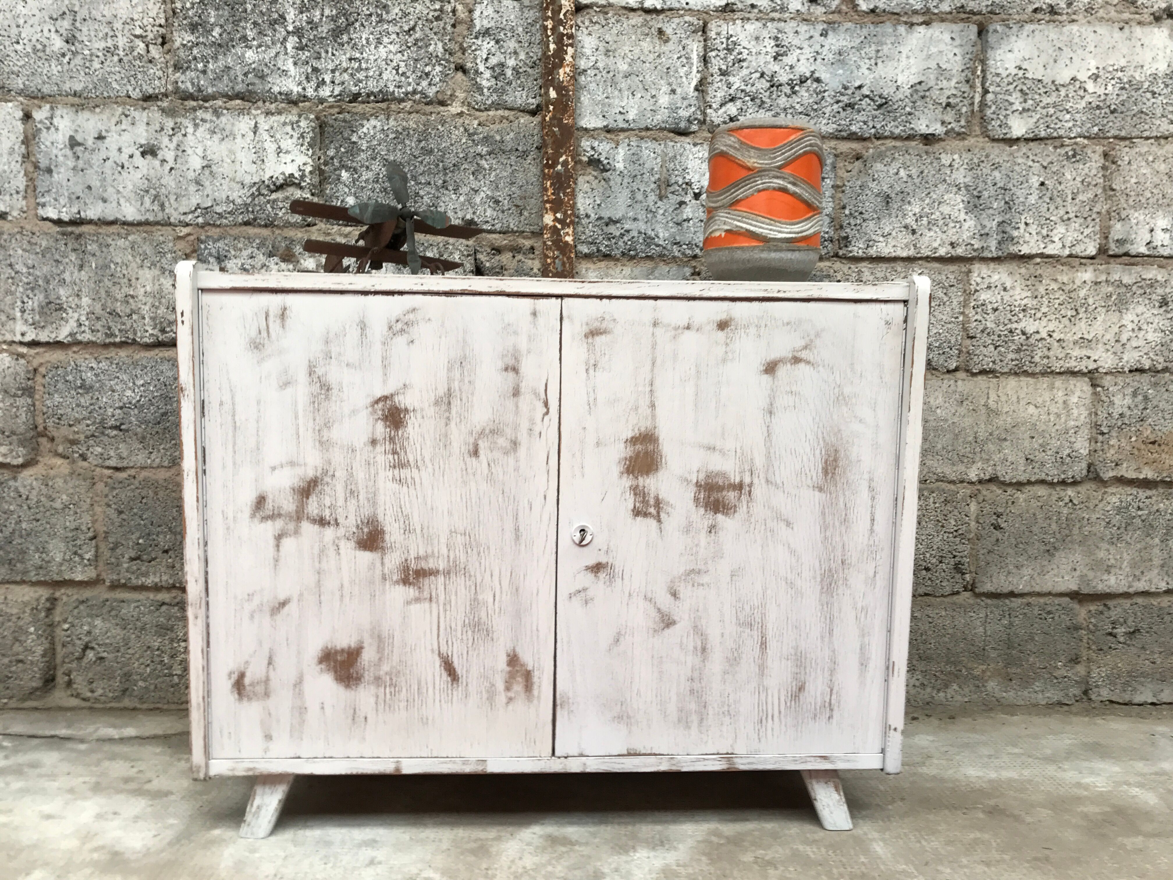 Buffet bahut vintage 1950 pieds compas patine blanche