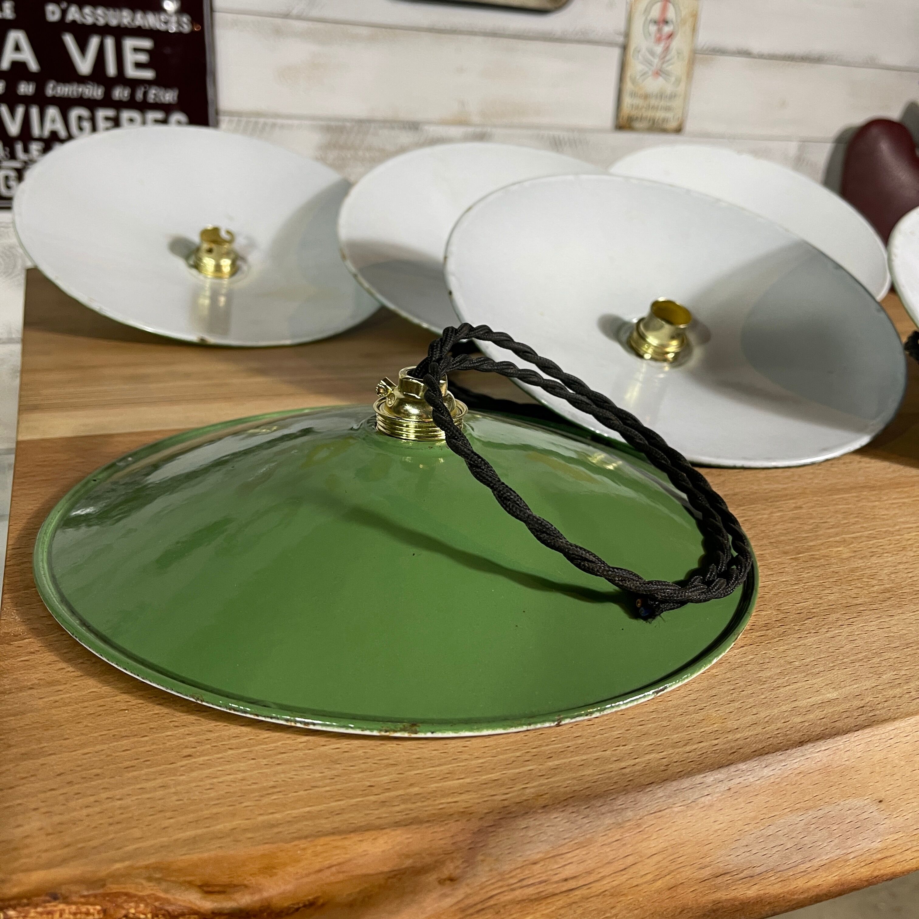 Enamelled sheet metal hanging lamp