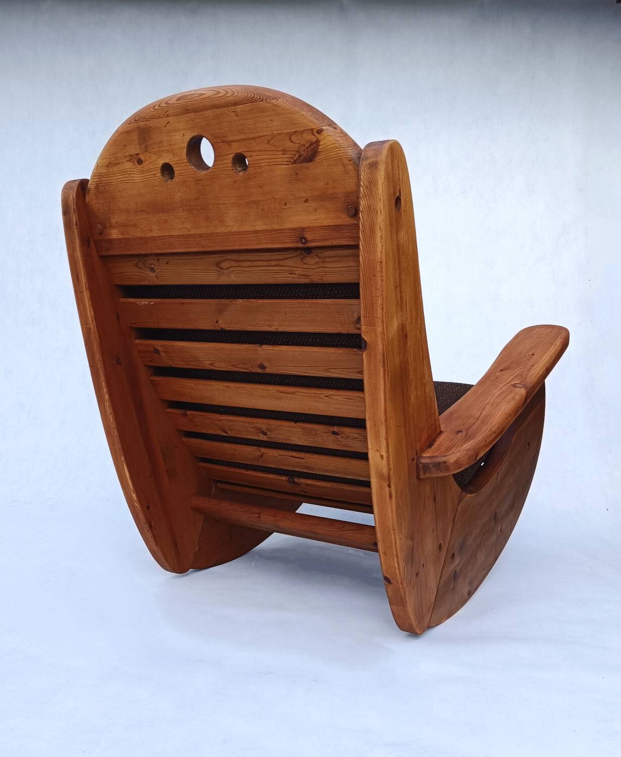 Fauteuil à bascule brutaliste en pin de wasa