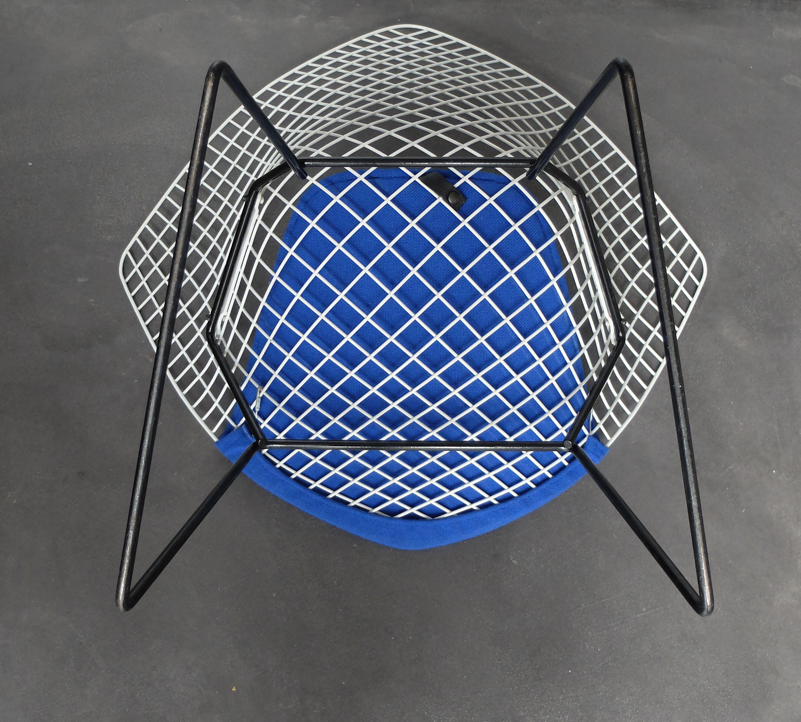 Fauteuil Diamond chair Knoll 421 par Harry Bertoia