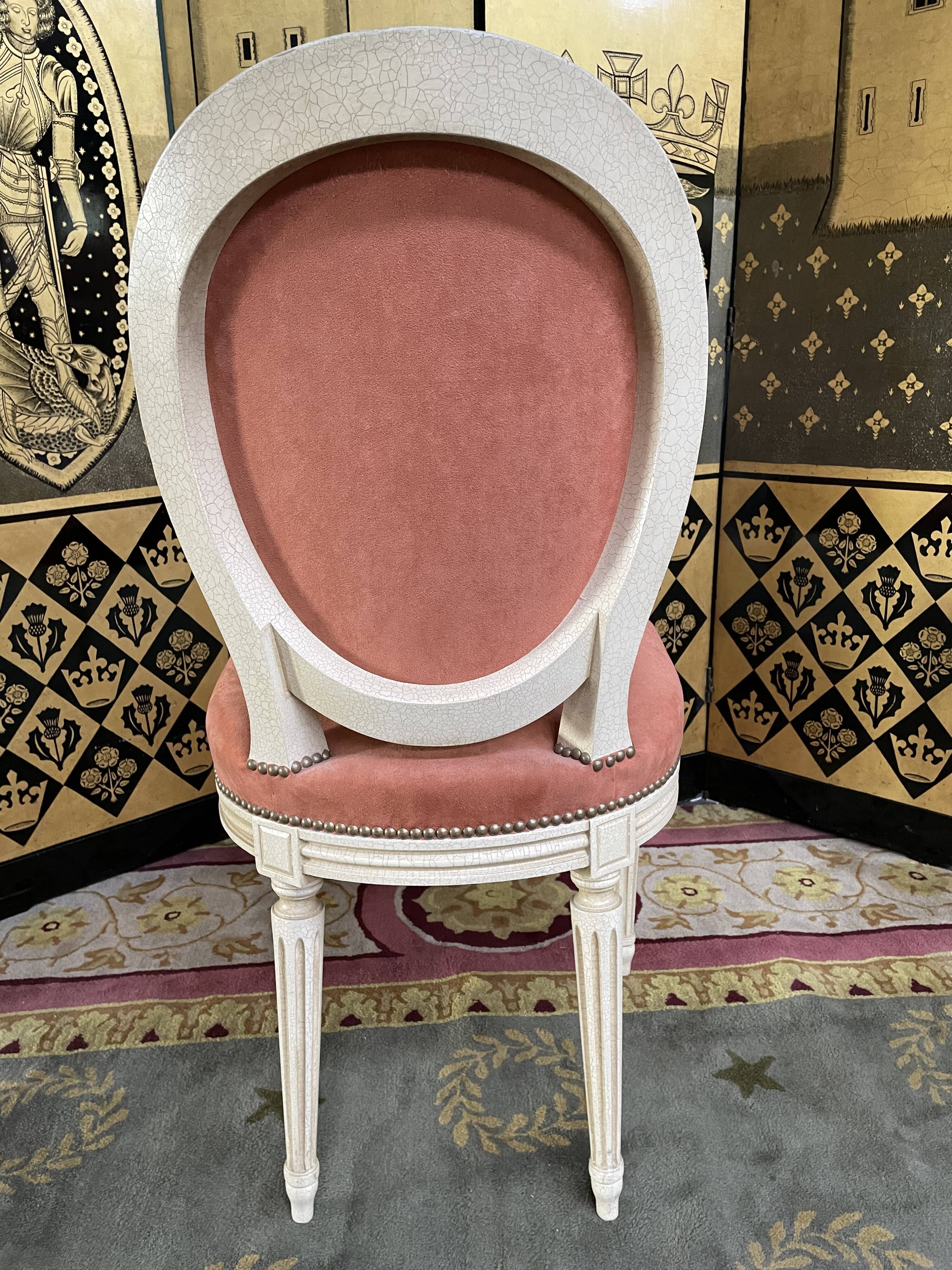Suite de 4 chaises style Louis XVI médaillon