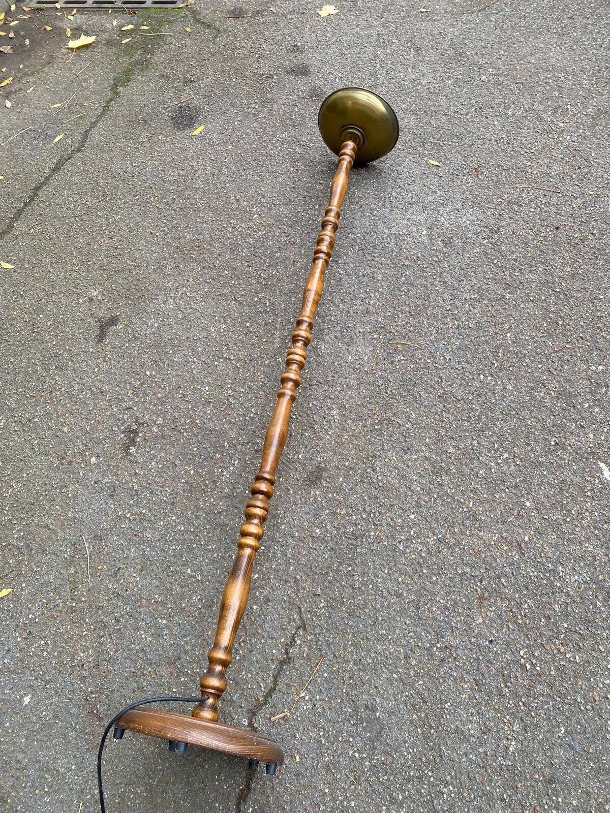 Lampadaire vintage italien Relco Milano en bois massif sculpté