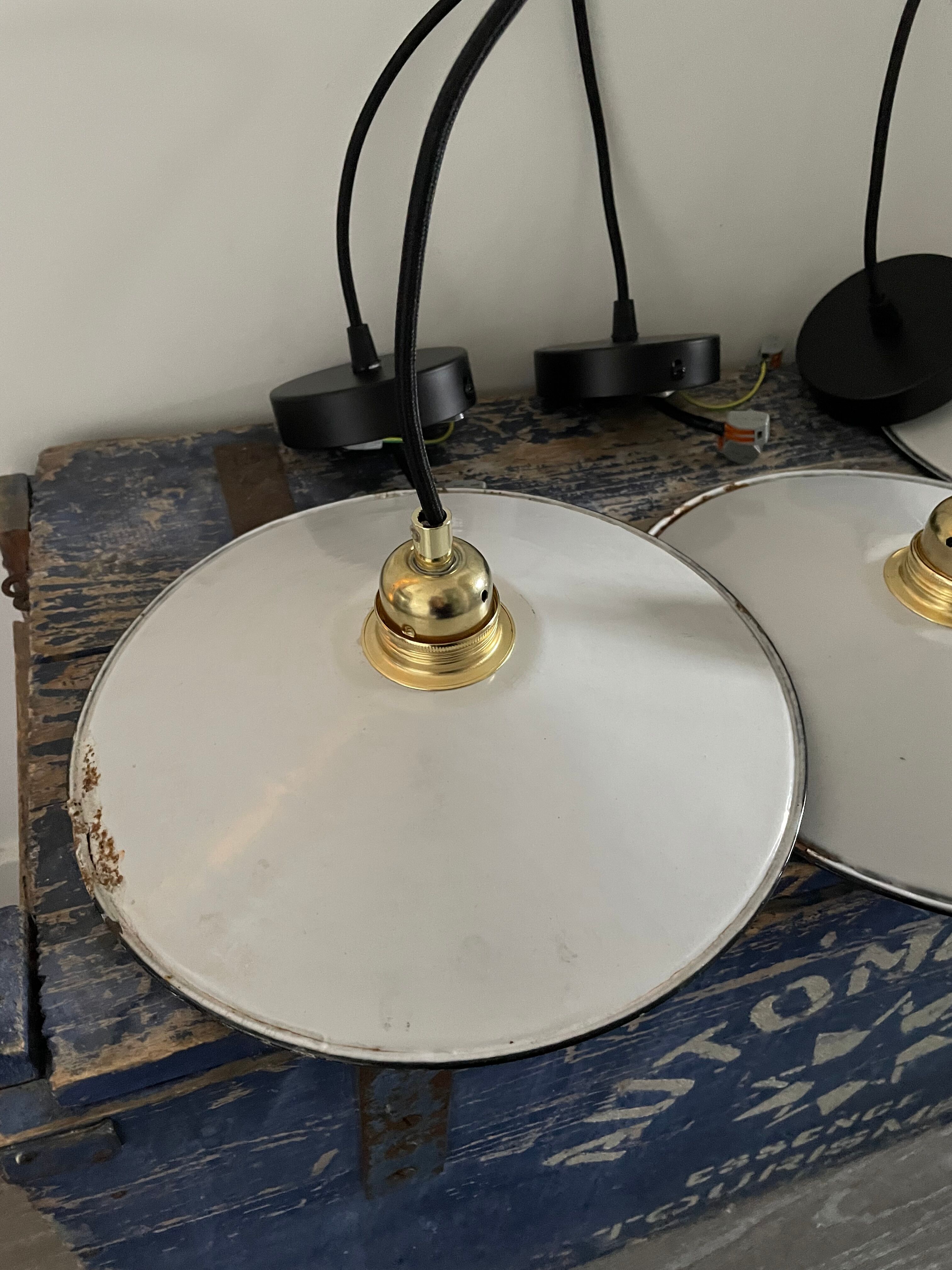 Set of three new electrified white enamelled sheet suspensions