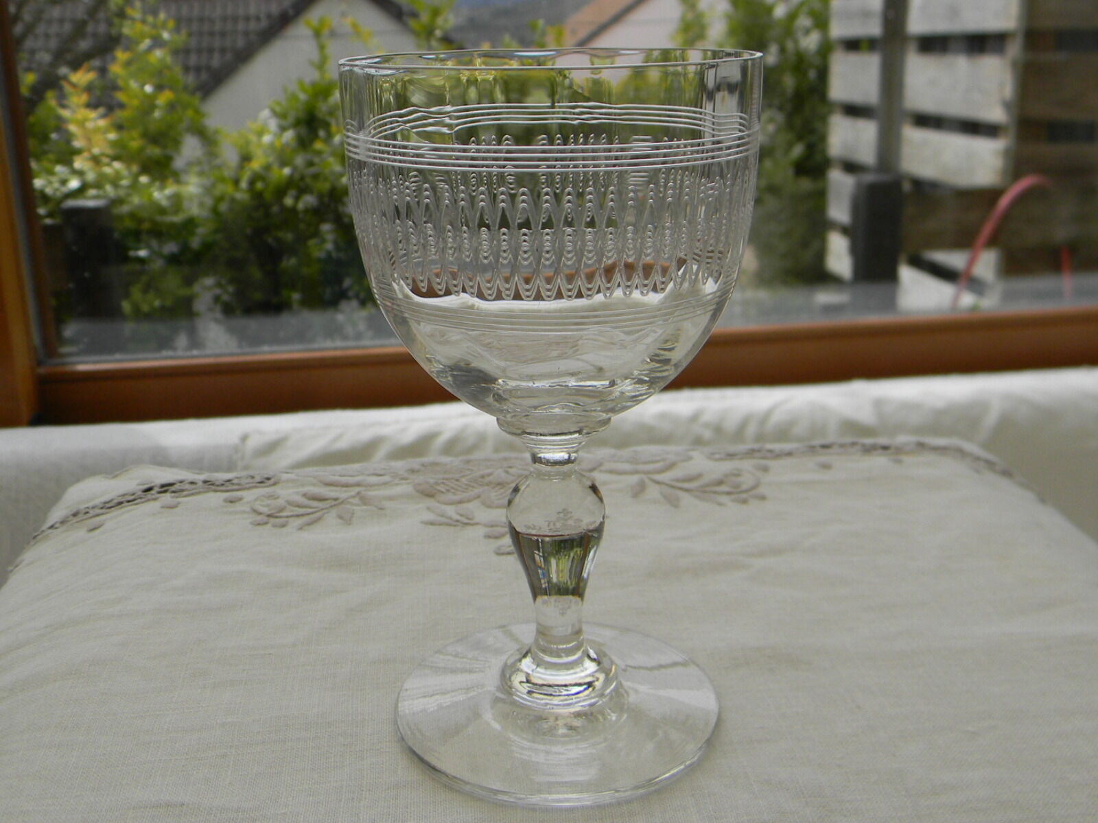 Lot de 8 verres anciens à vin blanc ou apéritif en cristal  gravé.