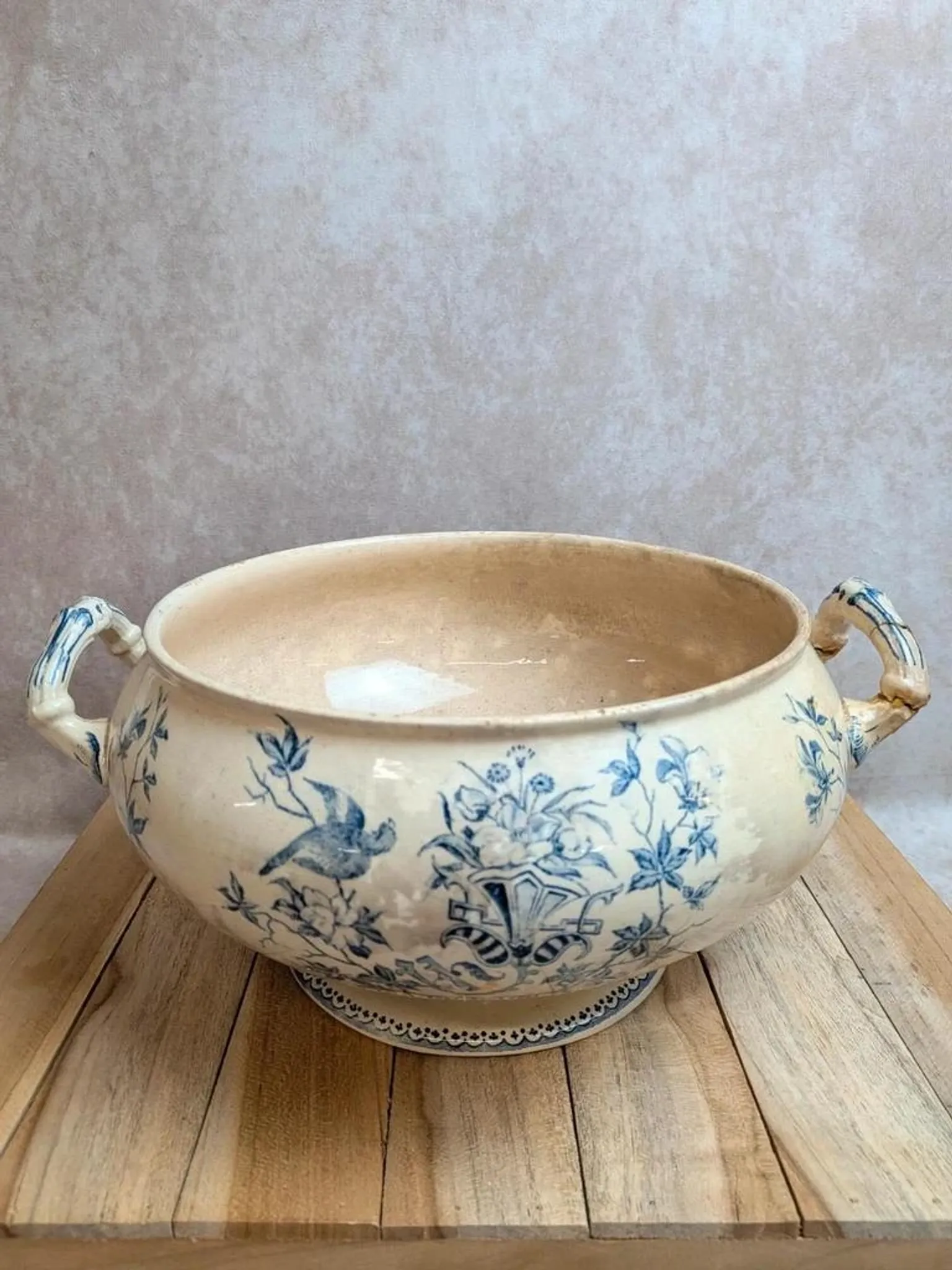 Grande soupière ancienne en terre de fer Creil et Montereau – Perruche