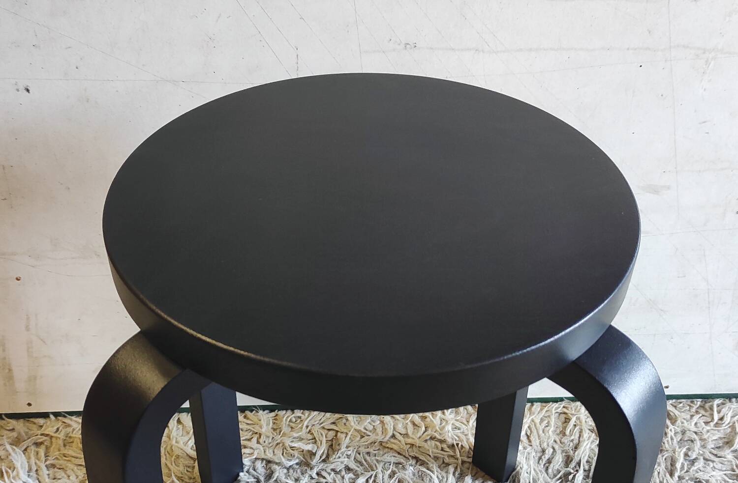 Designer stool in black lacquered solid wood - 80s/90s