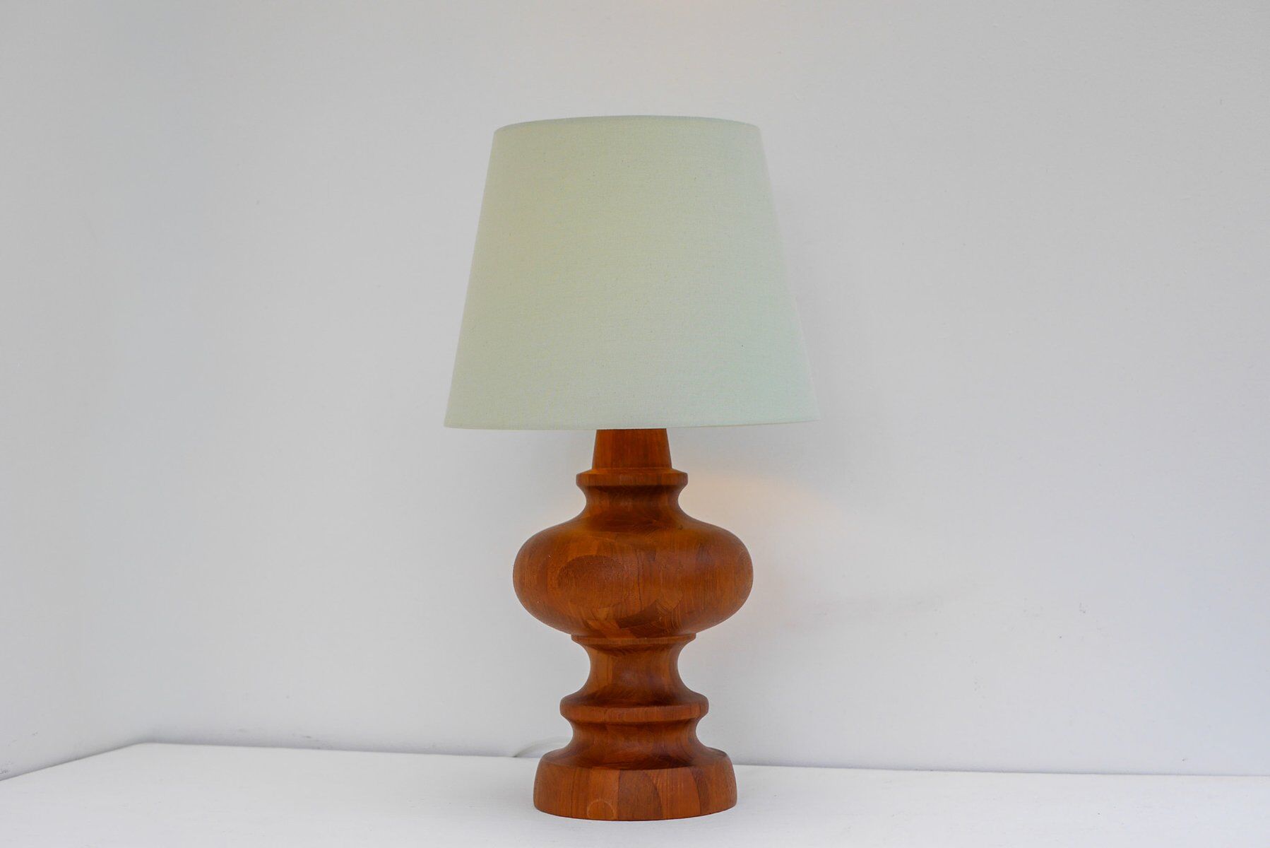 Mid-century modern Scandinavian oak table lamp from Möllers