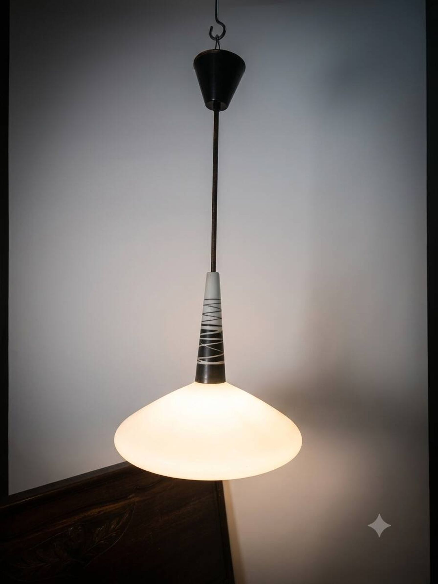Suspension scandinave en opaline des années 60