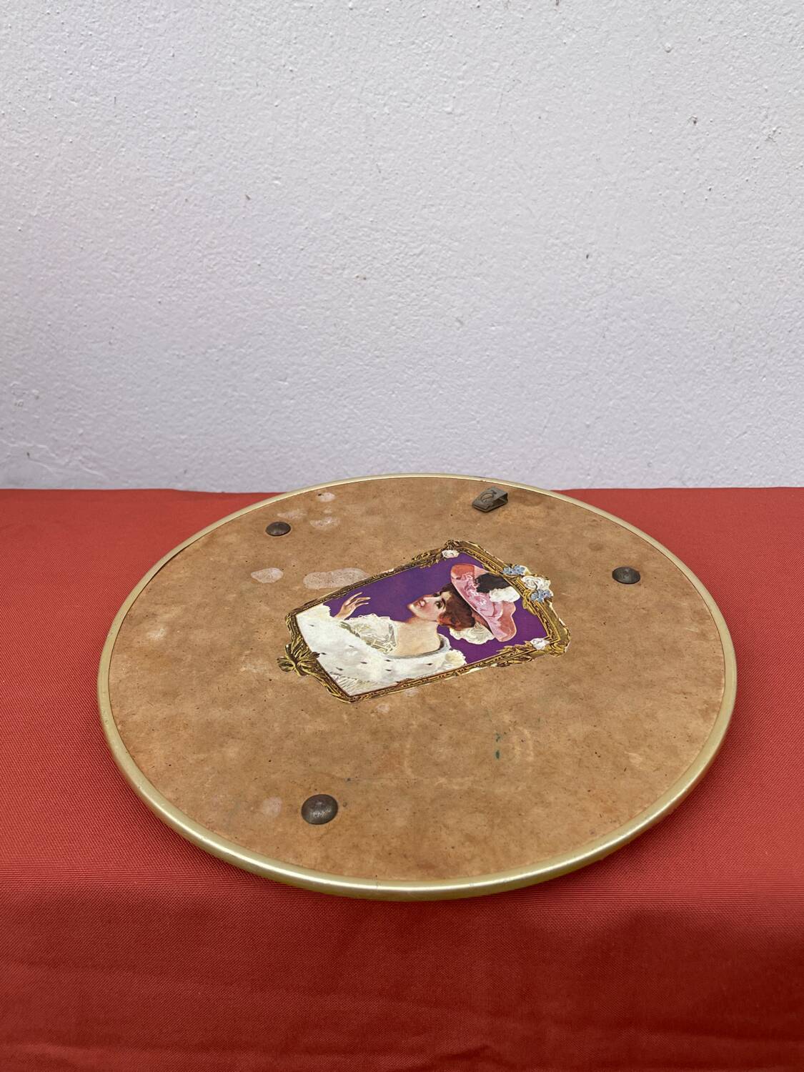 Round mirror in gold metal