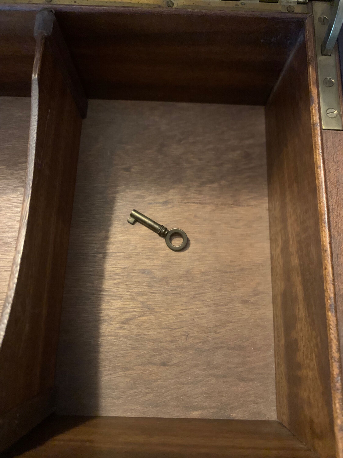 Magnificent liqueur cabinet made of burl wood, with a key and compartments - vintage.