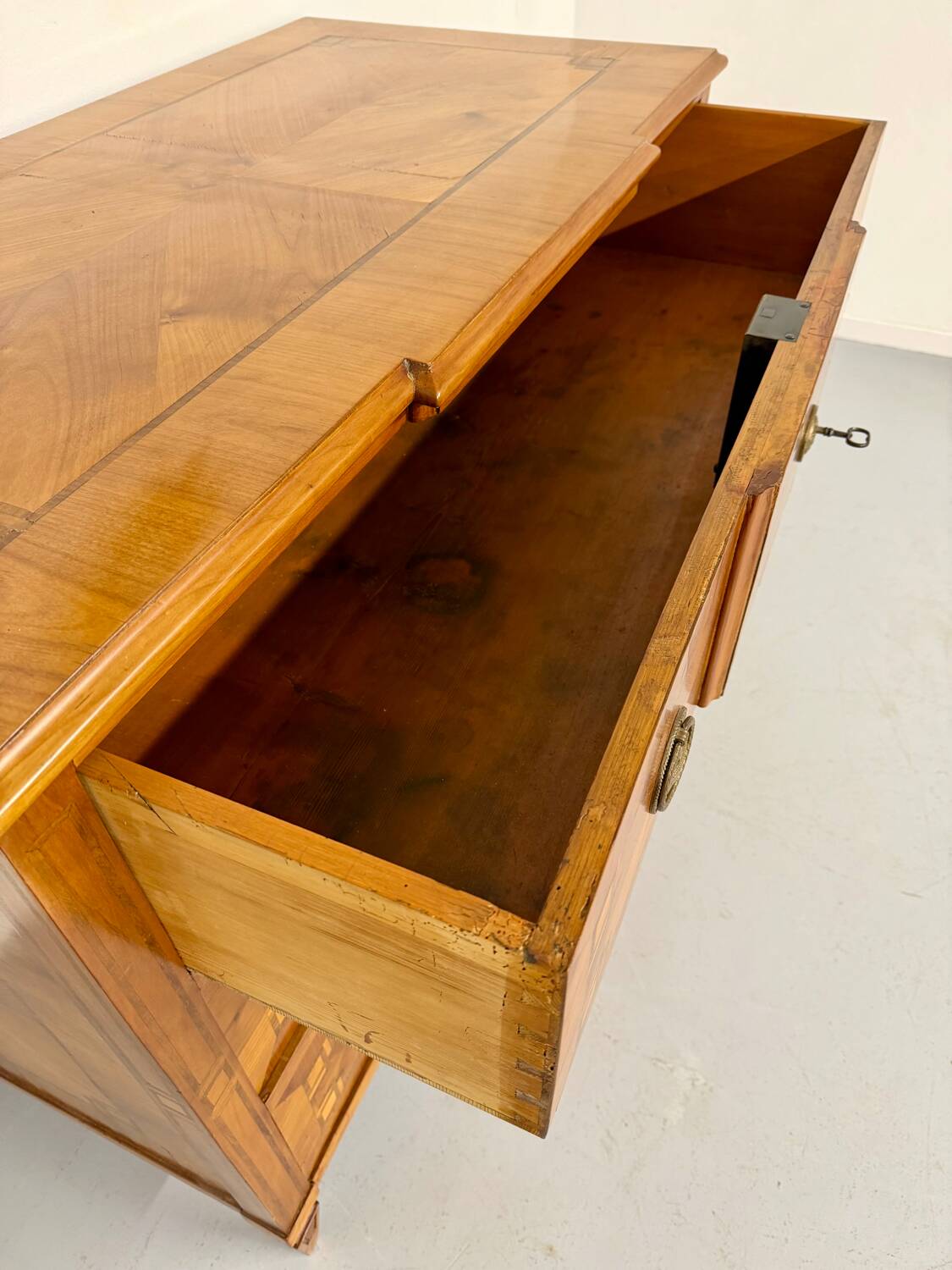 Antique marquetry chest of drawers from the transition period at the end of the 18th century, with 3 wooden drawers.