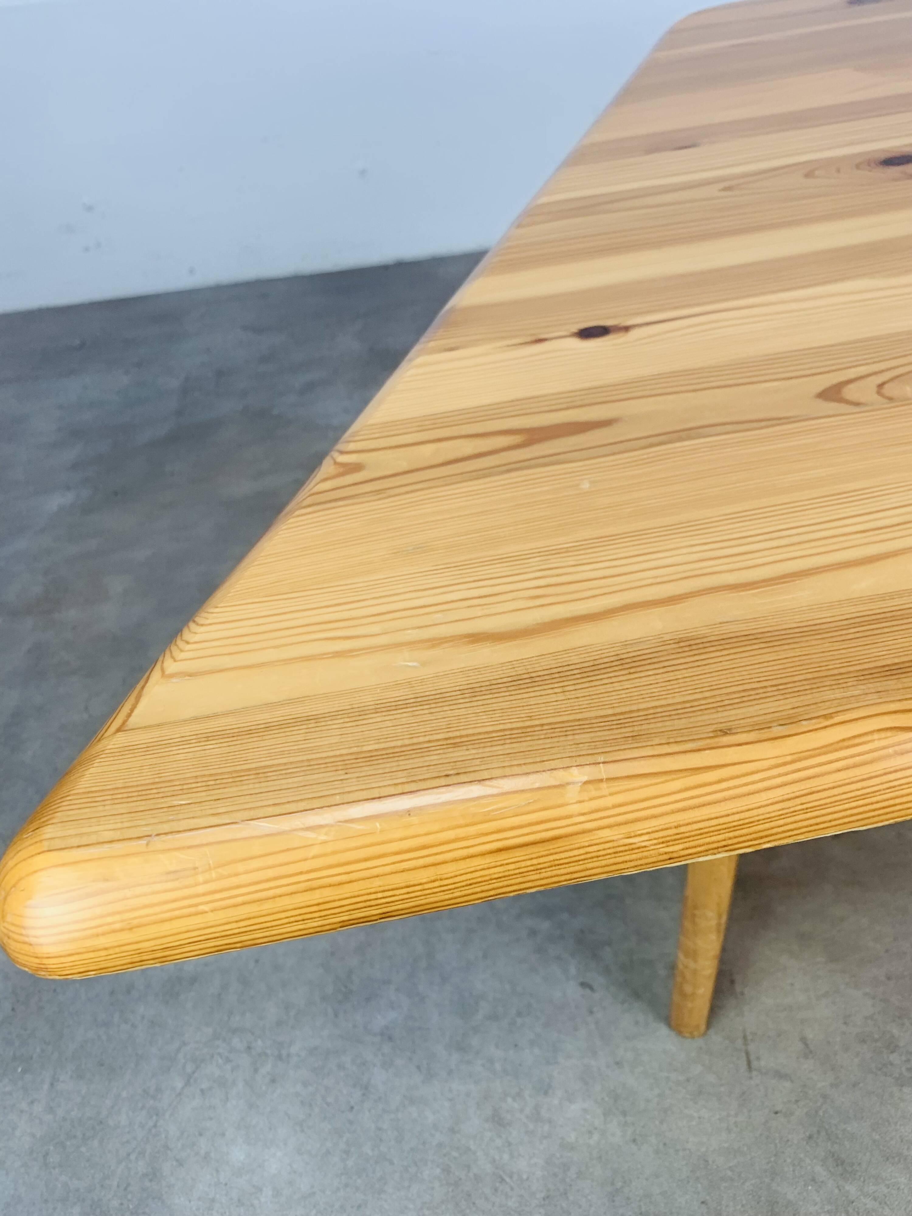 Table basse en pin massif forme organique, années 80