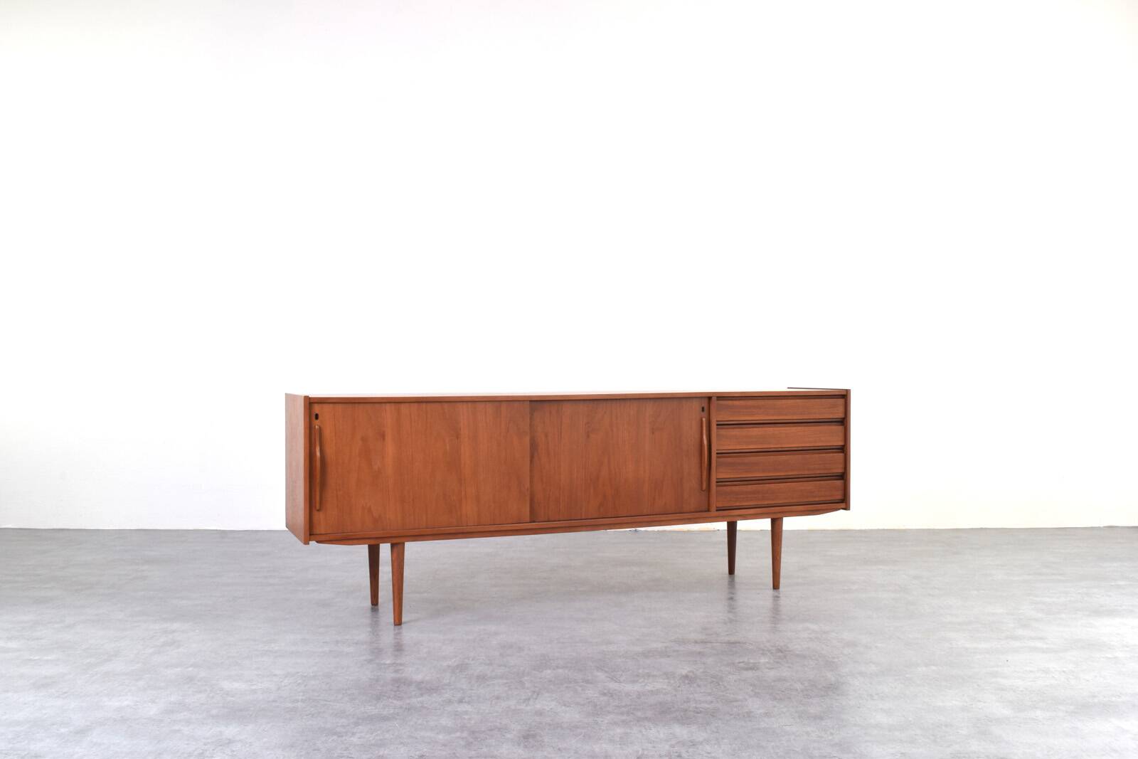 Buffet en teck danois du milieu du siècle, années 1960.