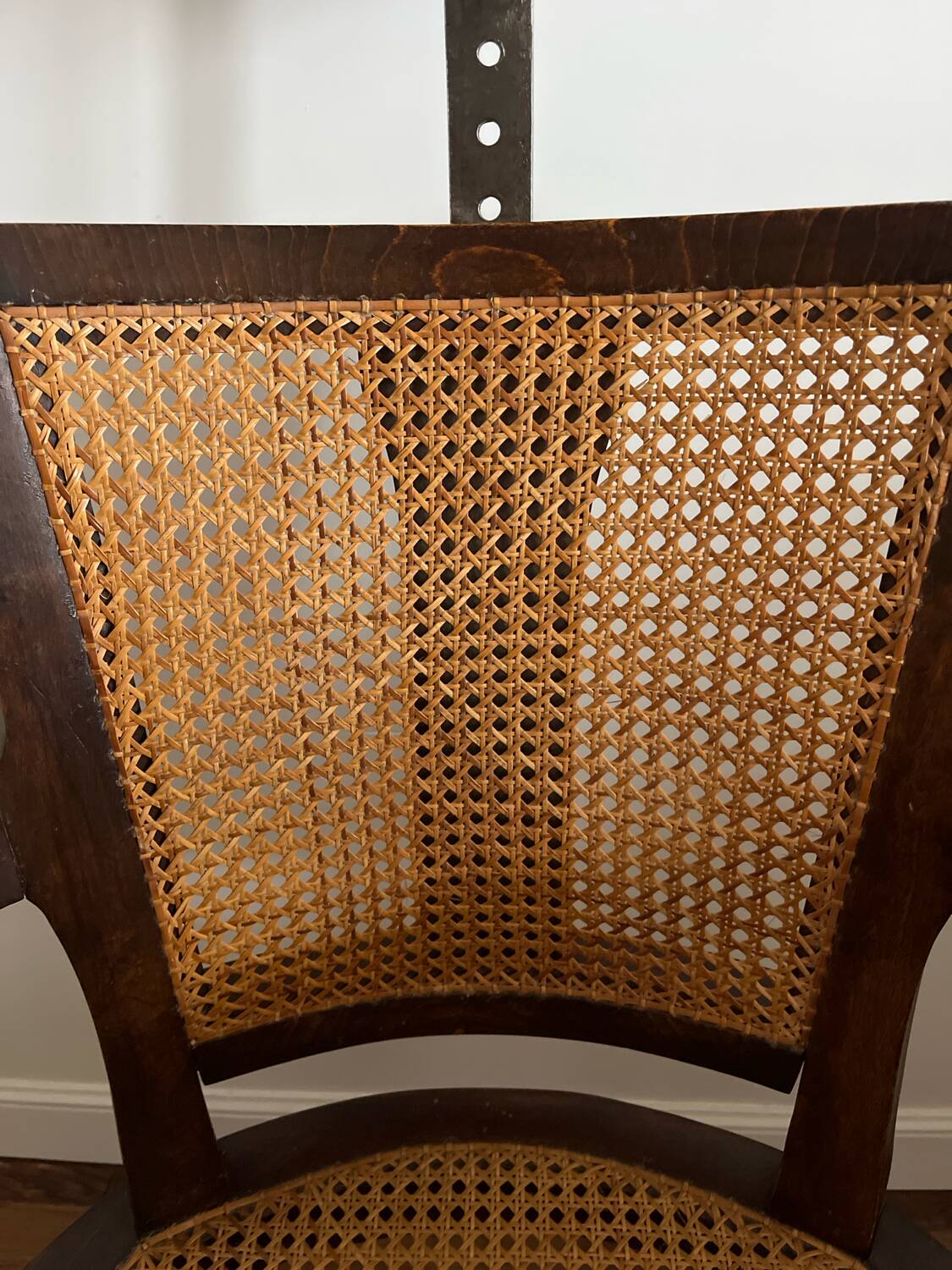Ancien fauteuil de barbier / coiffeur en cannage