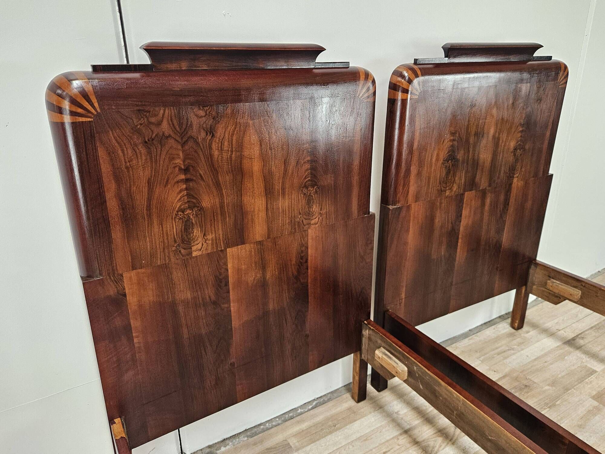 Pair of Art Decò single beds in mahogany and pink maple, 1940