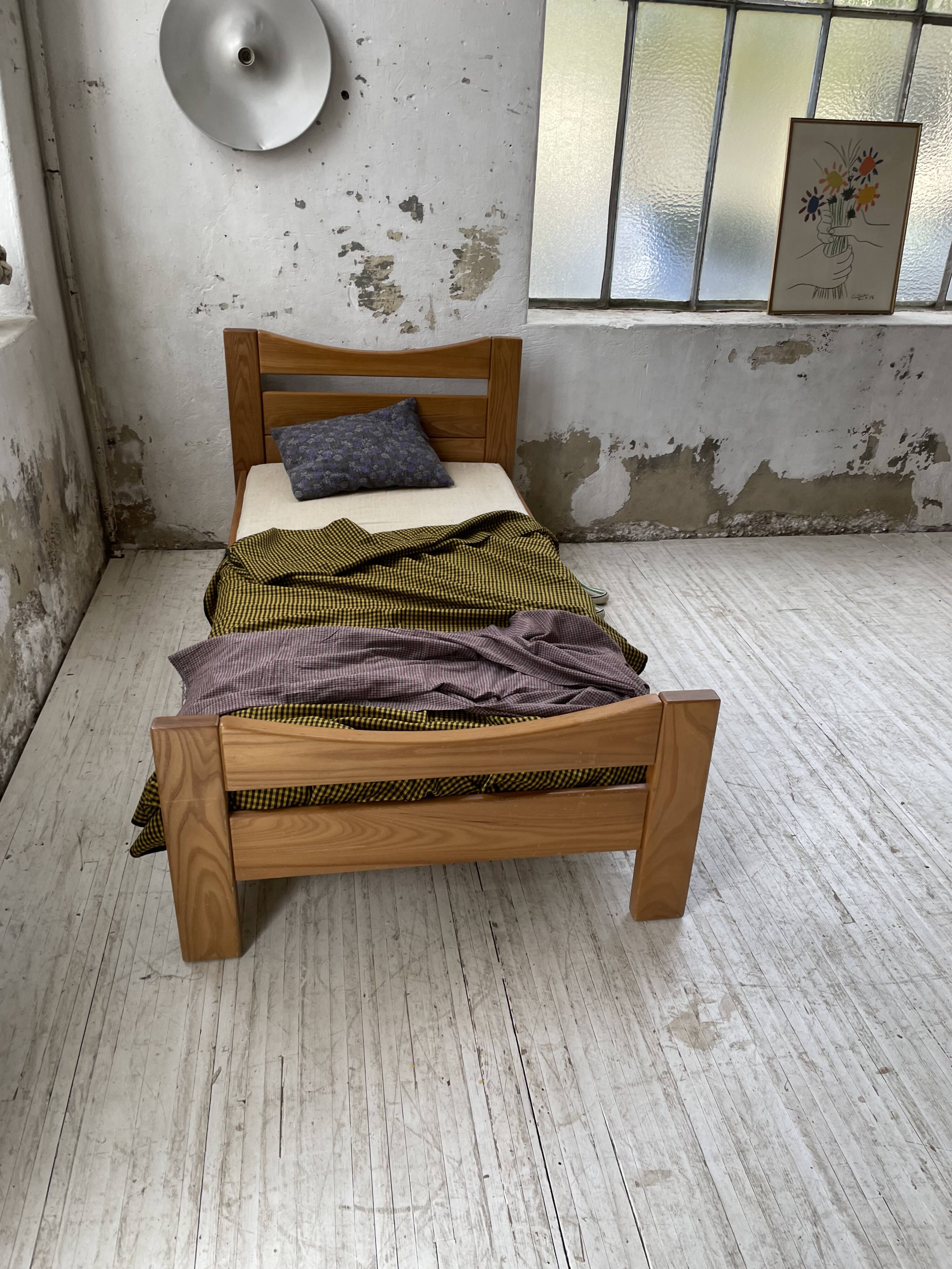 Maison Regain solid single bed