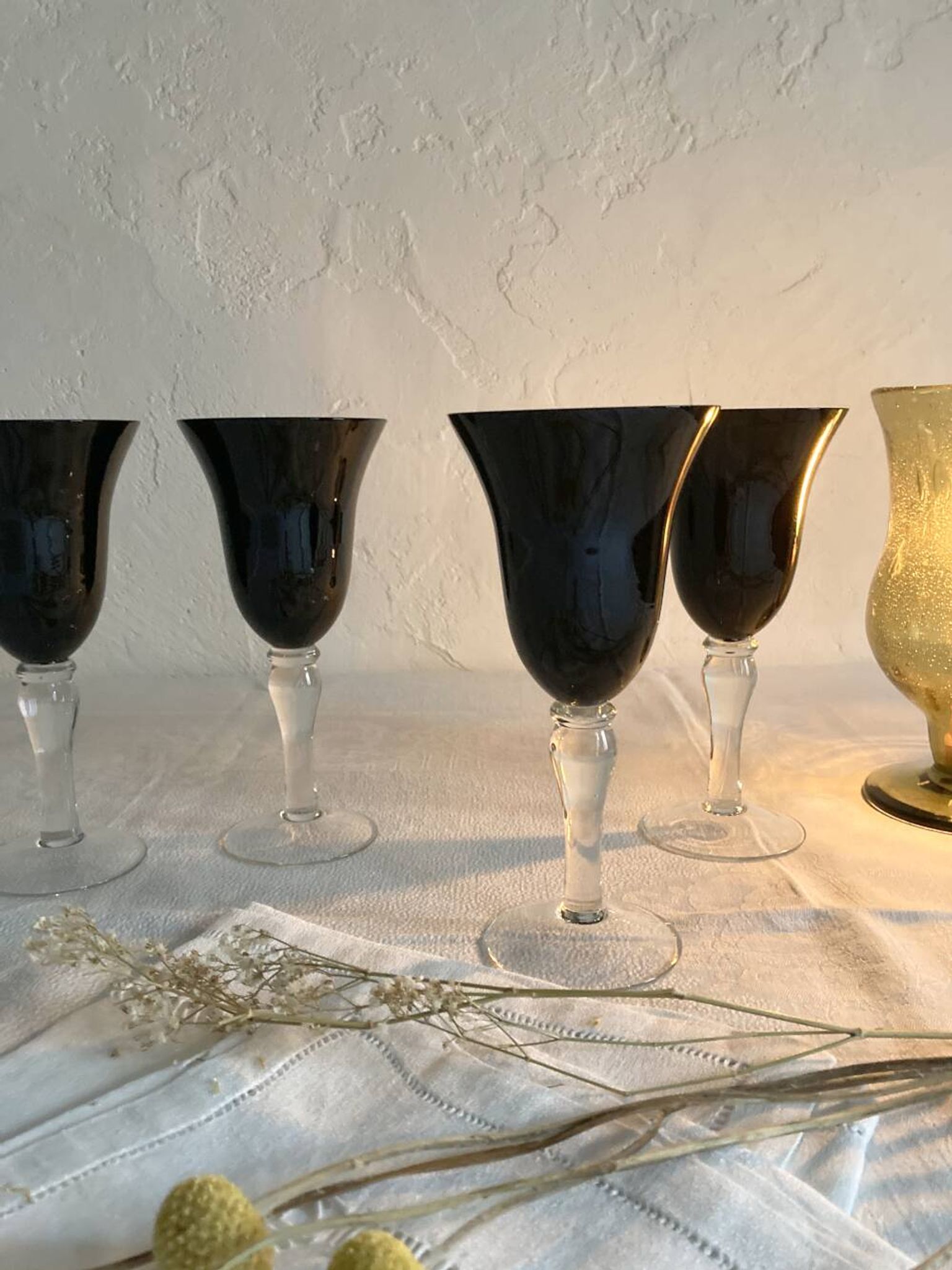 6 stemmed glasses with black glass bowl