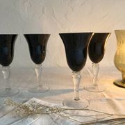 6 stemmed glasses with black glass bowl