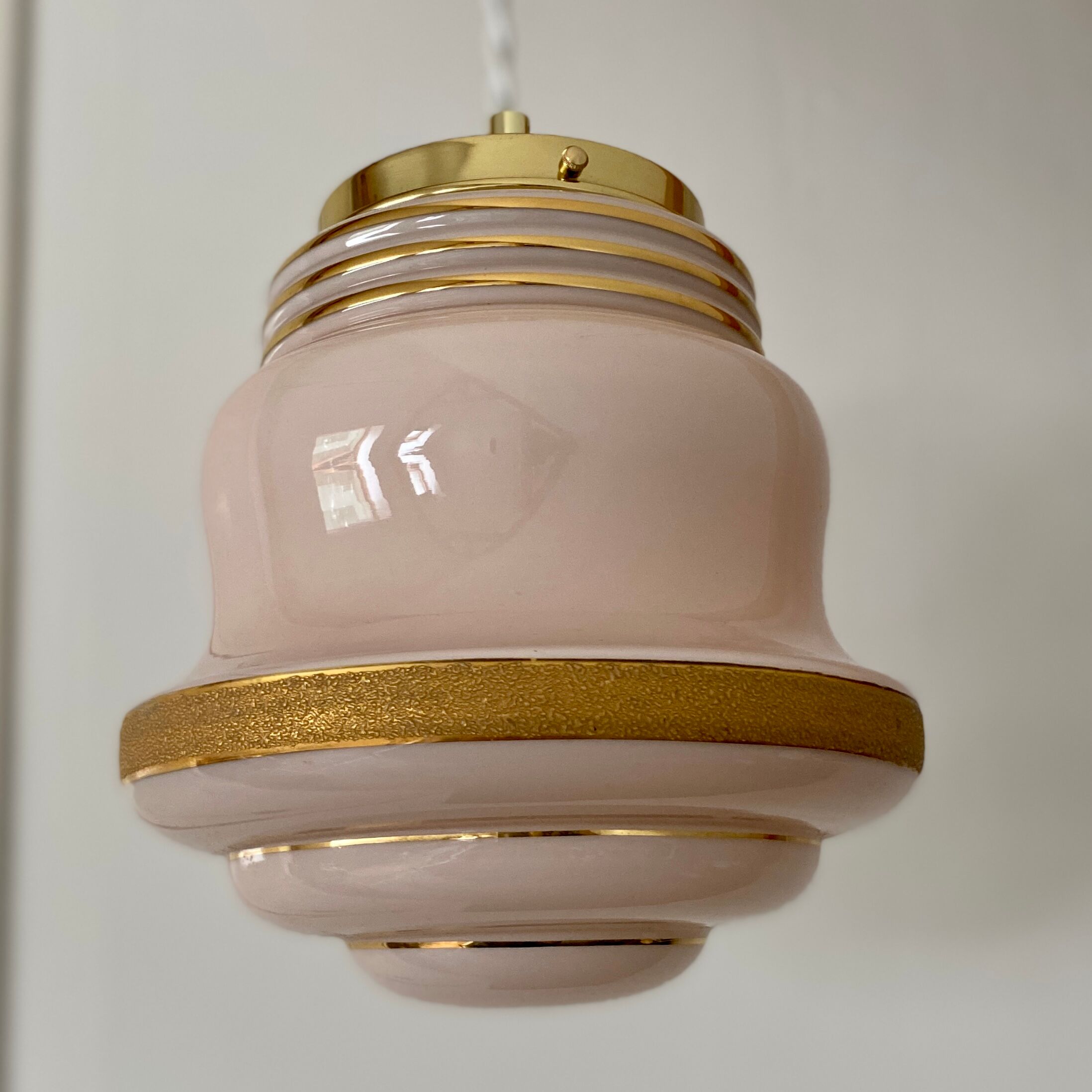 Suspension vintage globe in pink opaline with gold details