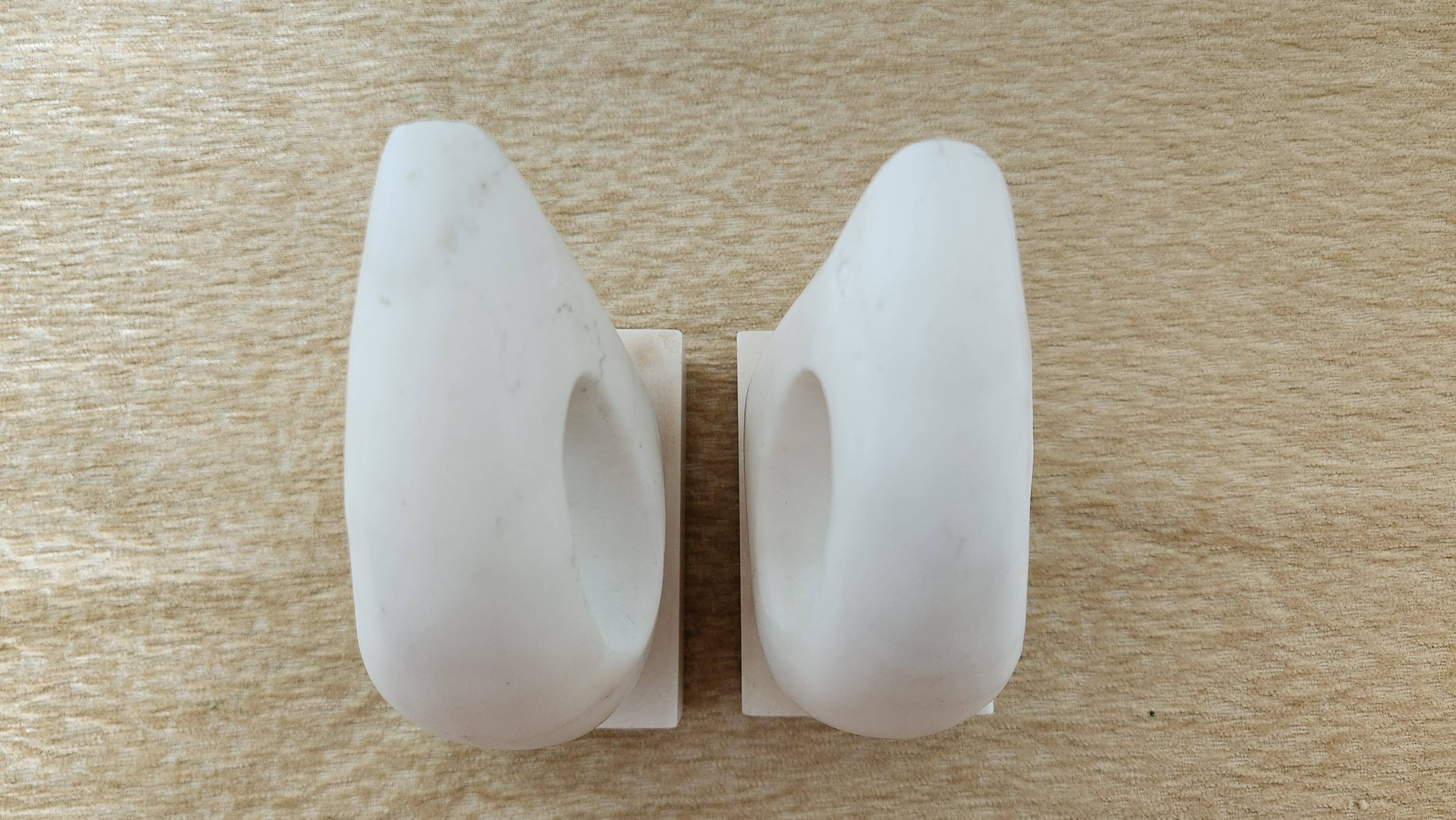 Pair of modernist bookends in white alabaster – 1970s/80s design