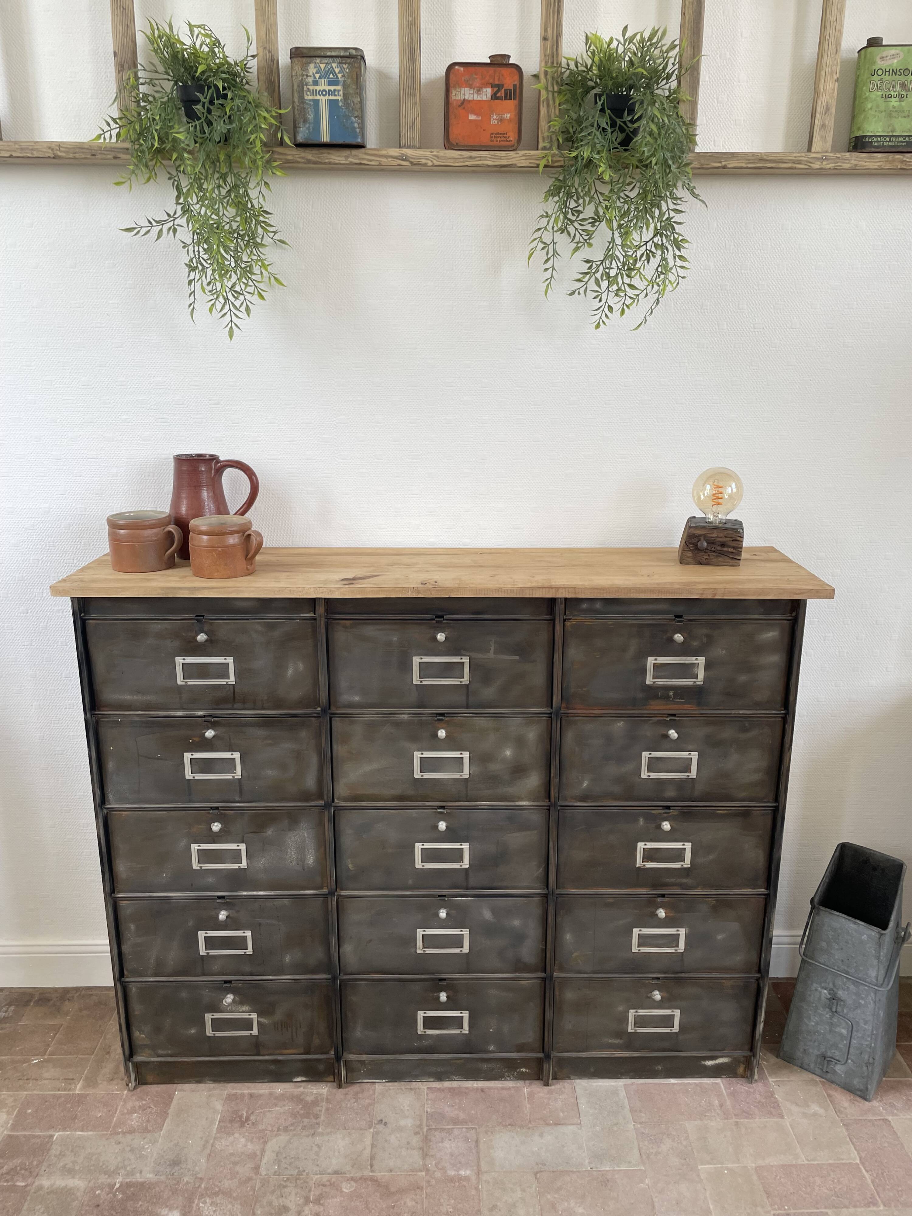Renovated metal furniture with 15 roneo flaps.