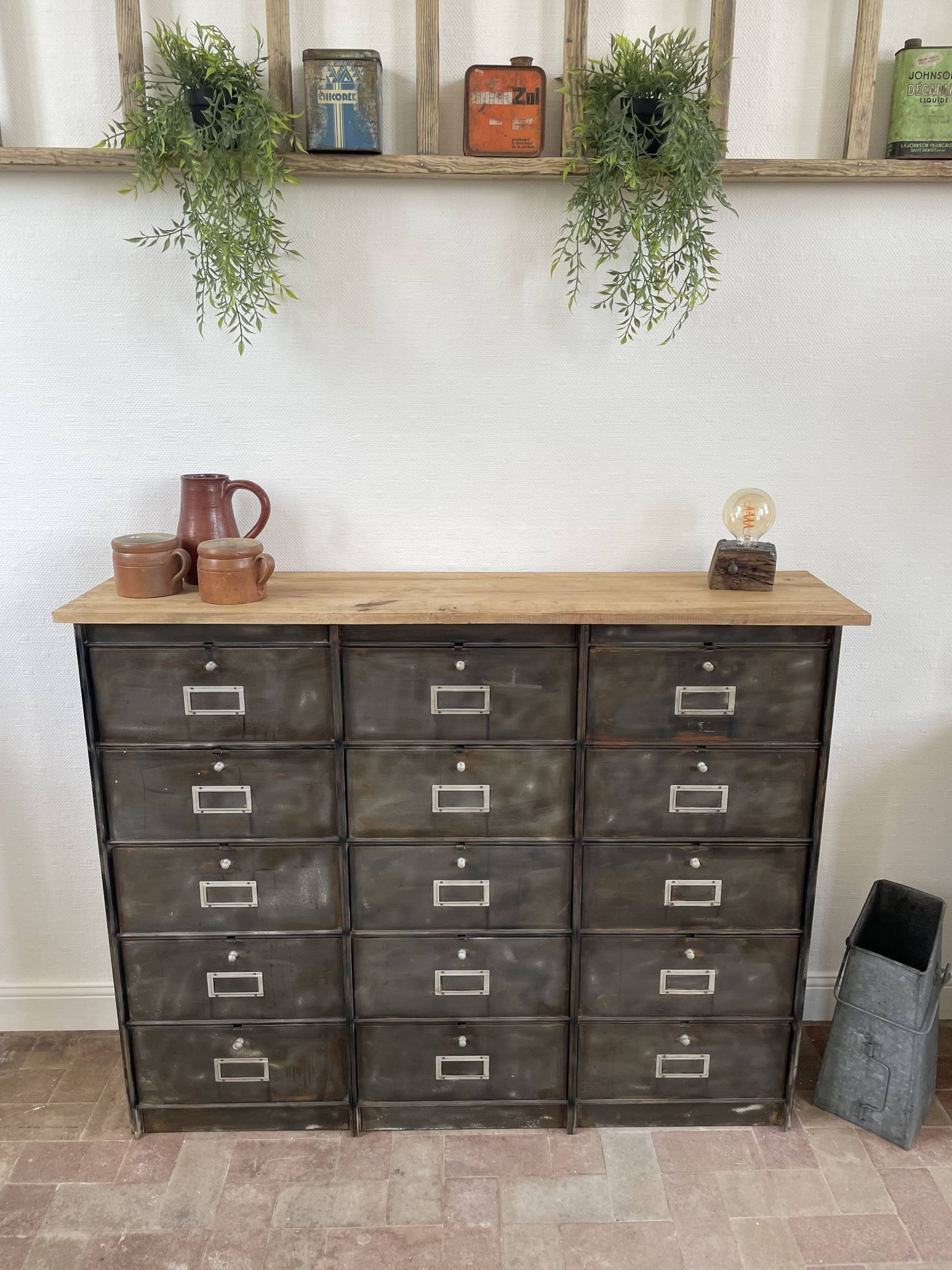 Metal furniture with 15 renovated roneo flaps.