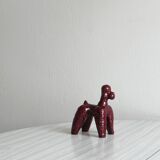 Chien en céramique émaillée rouge.