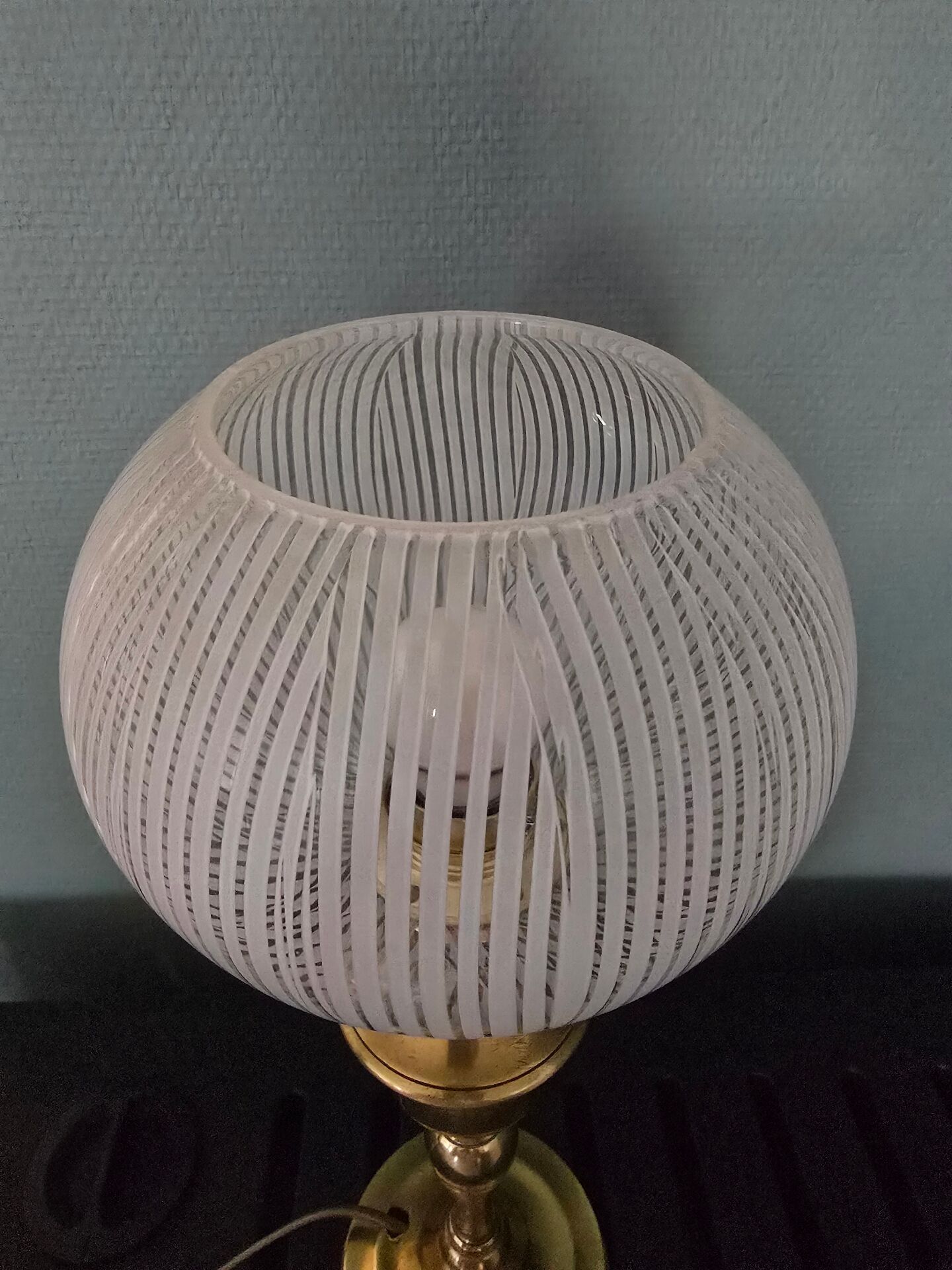 Ancienne lampe à pétrole électrifiée et modernisée - globe strié