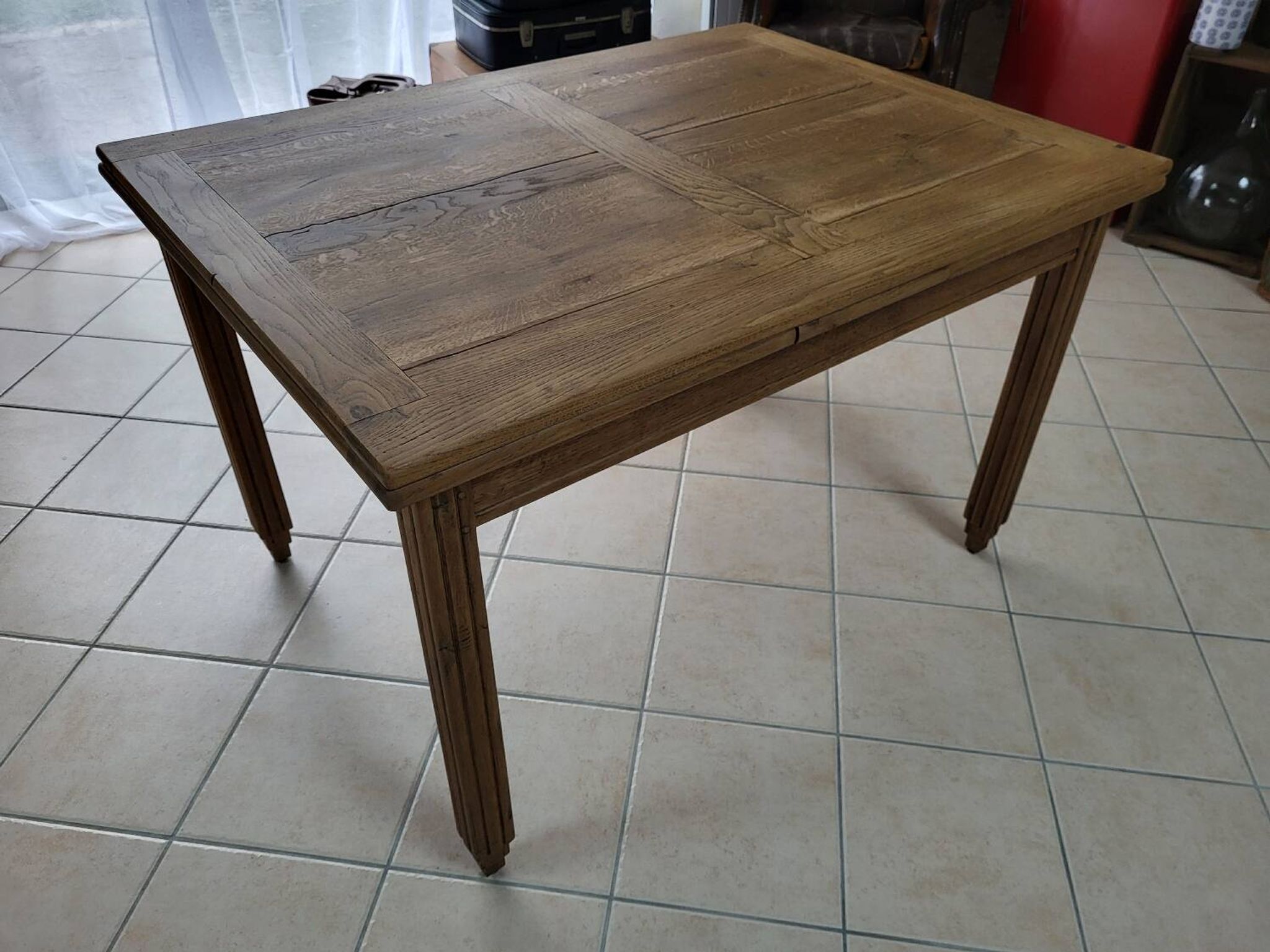 Extendable oak table
