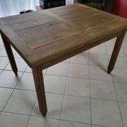 Extendable oak table