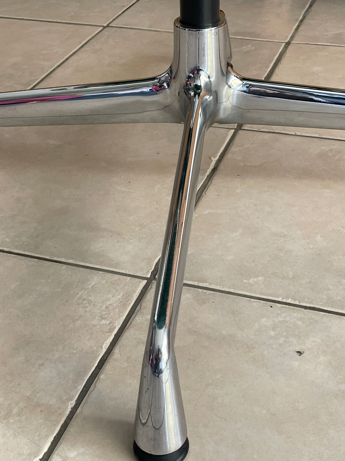 Eames EA 108 armchair designed by Vitra 97