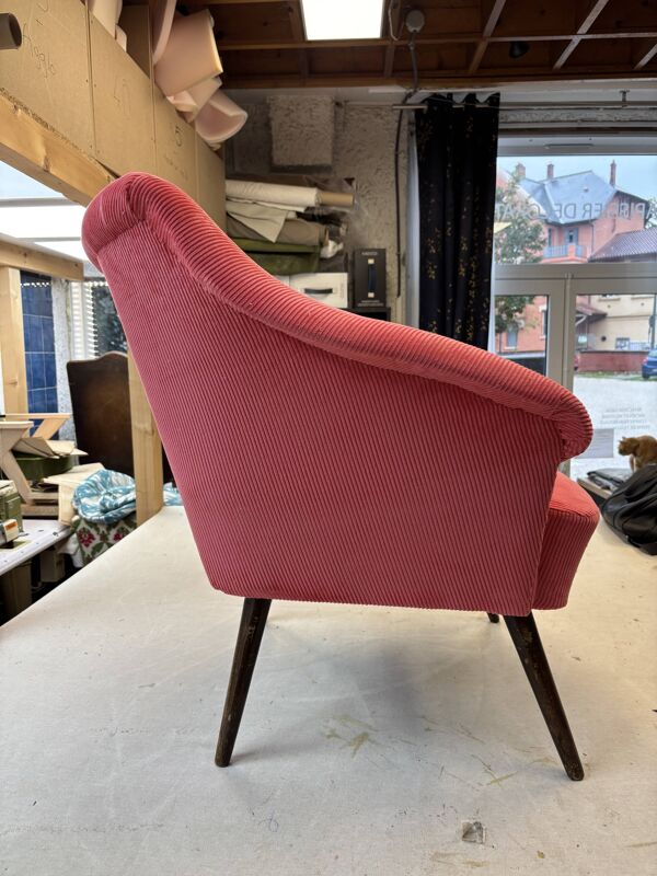 Fauteuil pied compas en velours rose