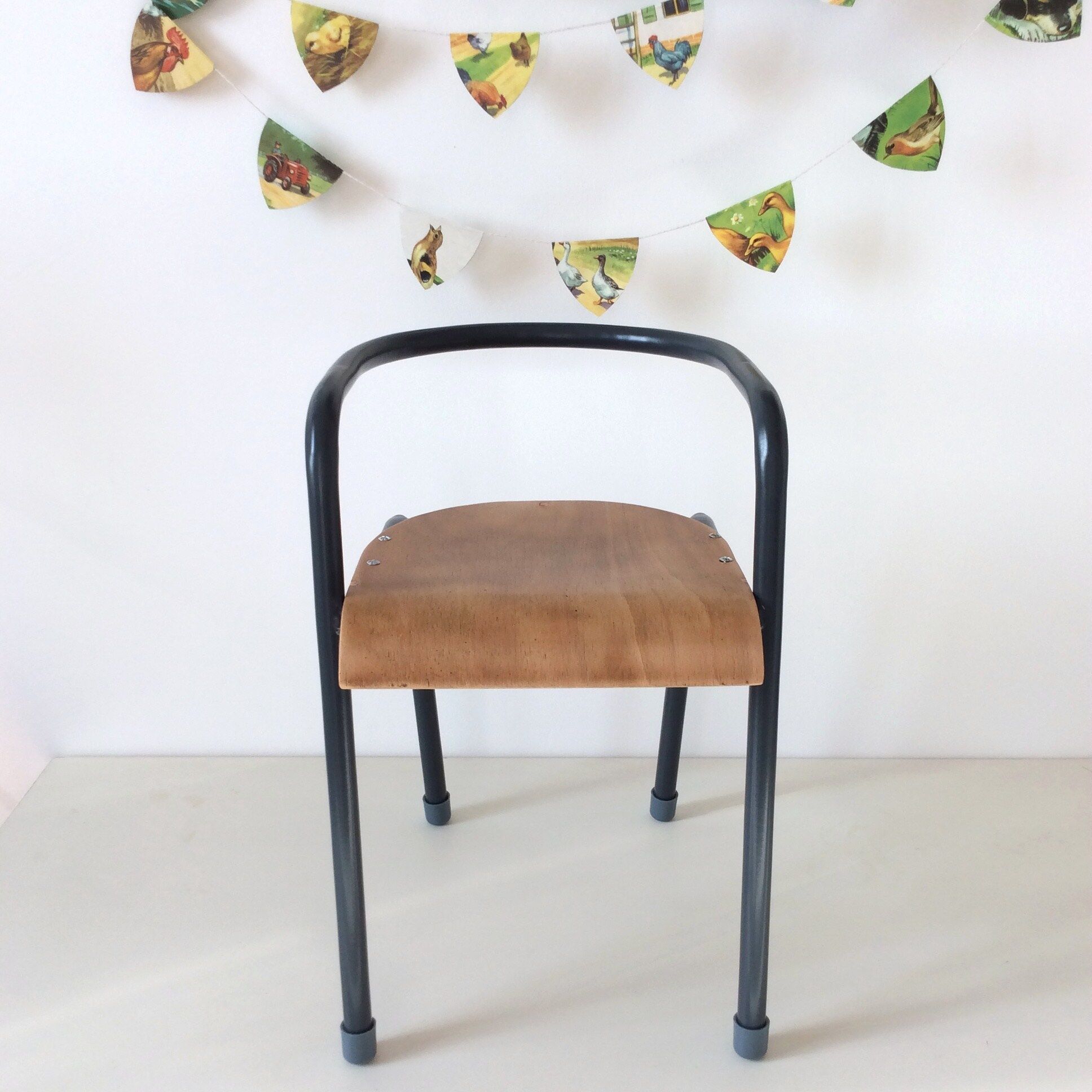 Chaise maternelle vintage métal gris anthracite bois