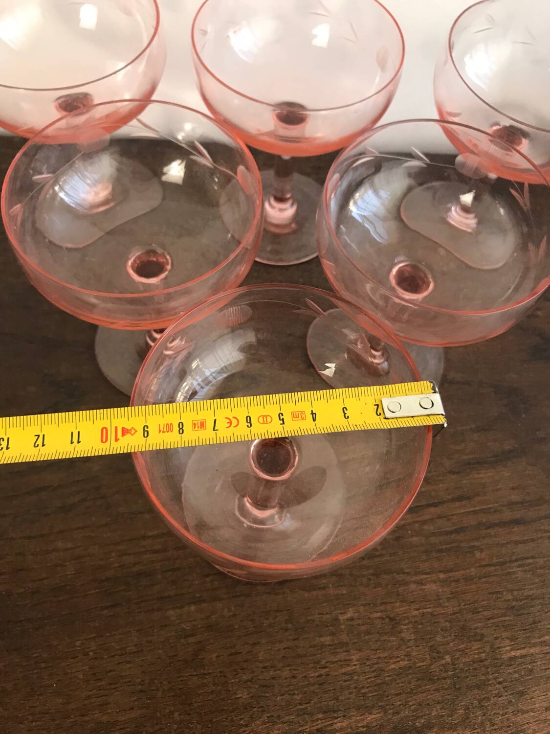 Champagne glass in pink glass with floral engraving