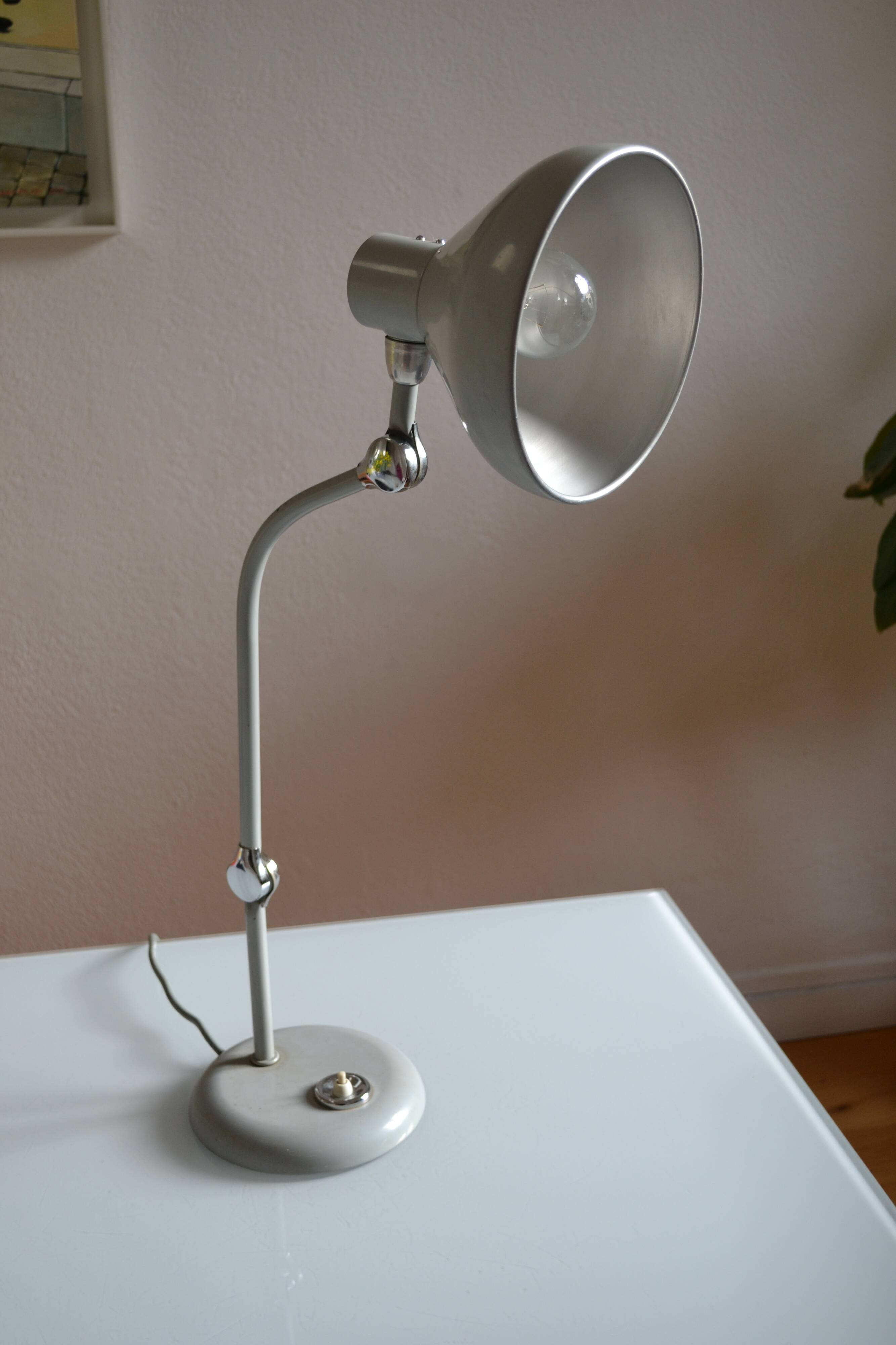 Jumo GS1 light grey table lamp