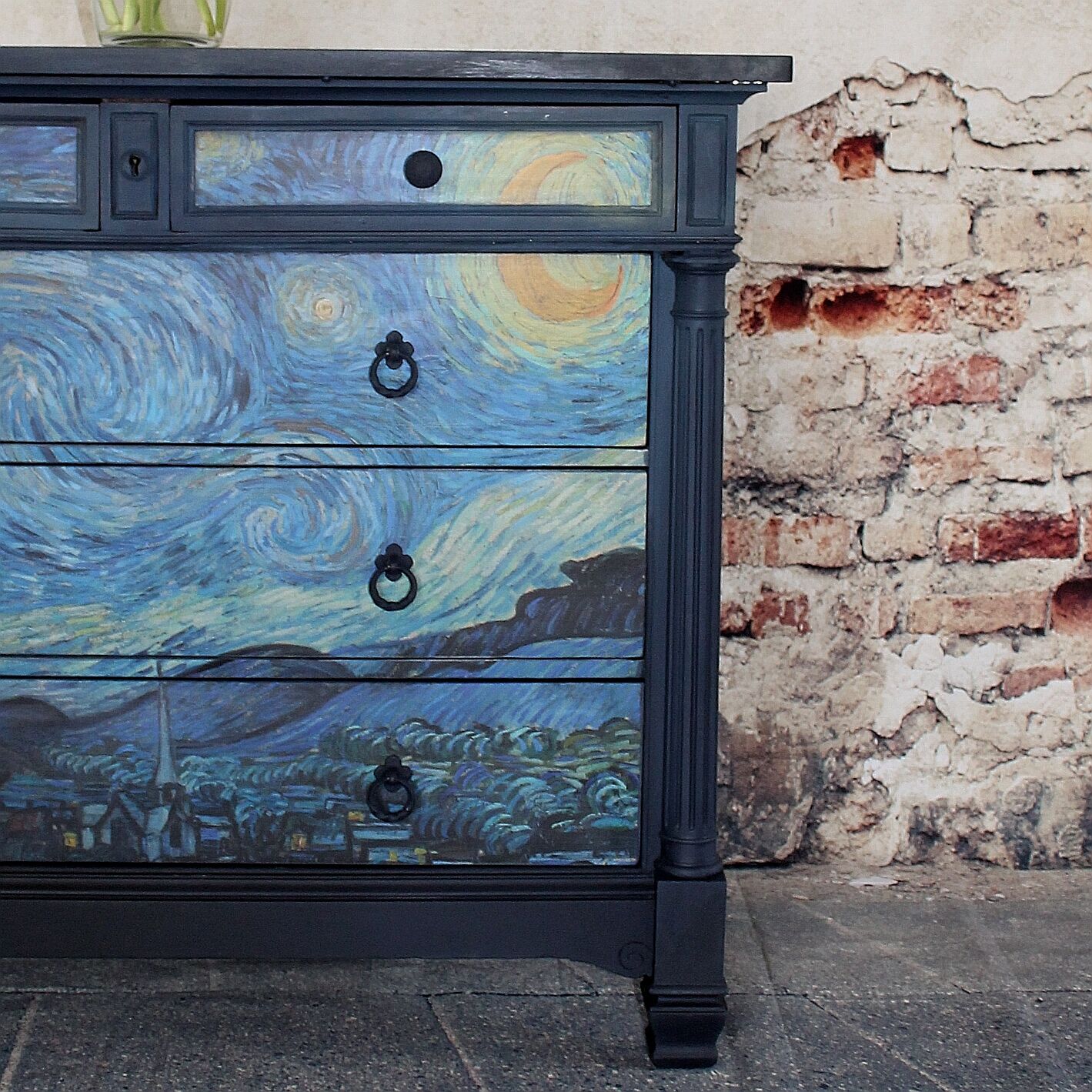 Chest of drawers