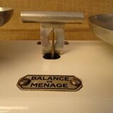 Old enamelled household scale forces 5 kg type roberval with its weights ref A212/1