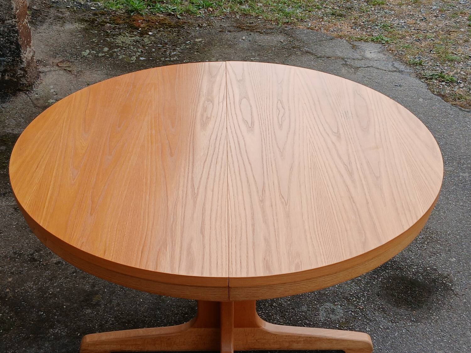 Extendable round table in elm