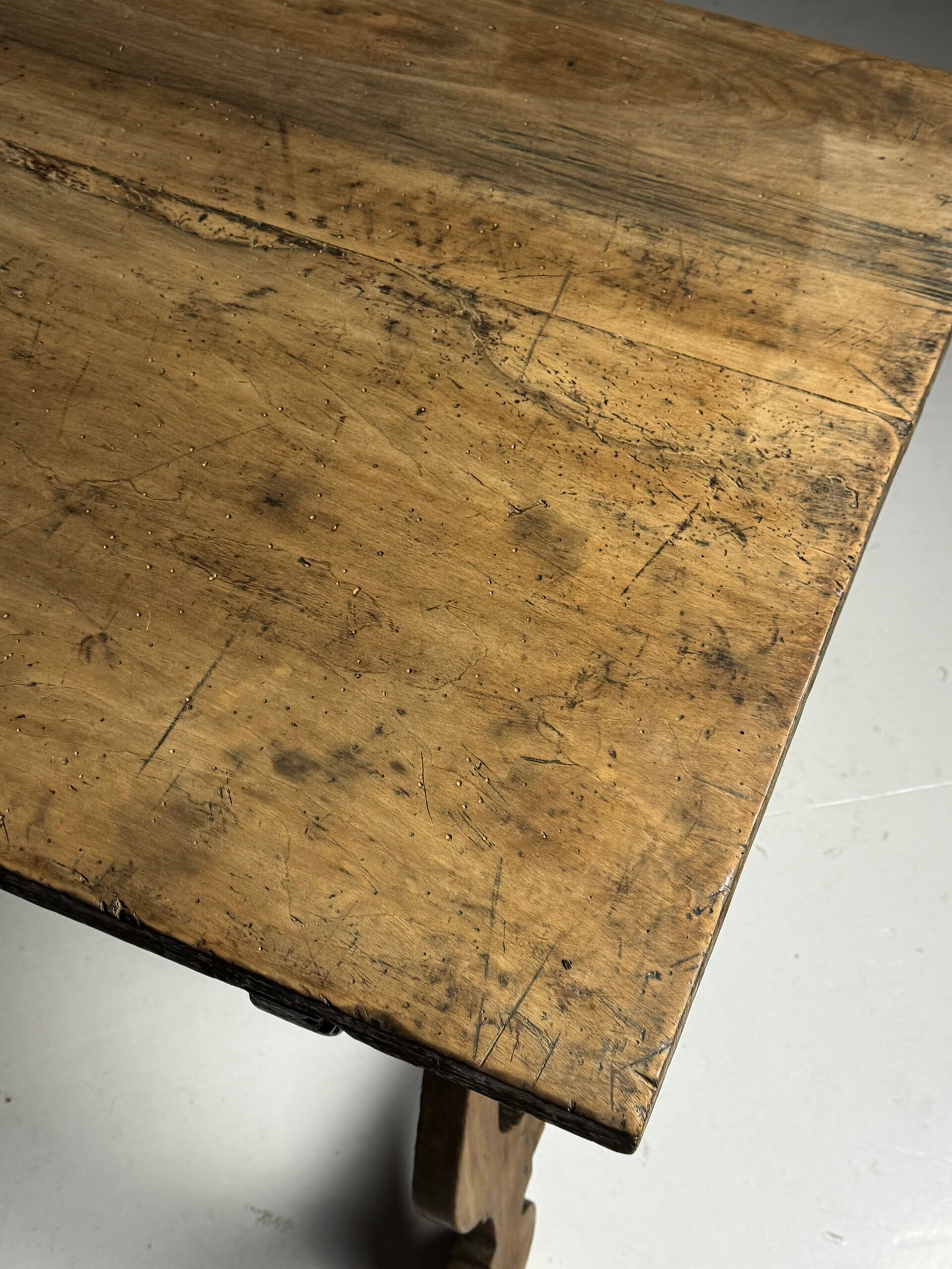 Table espagnole du 19ème siècle
