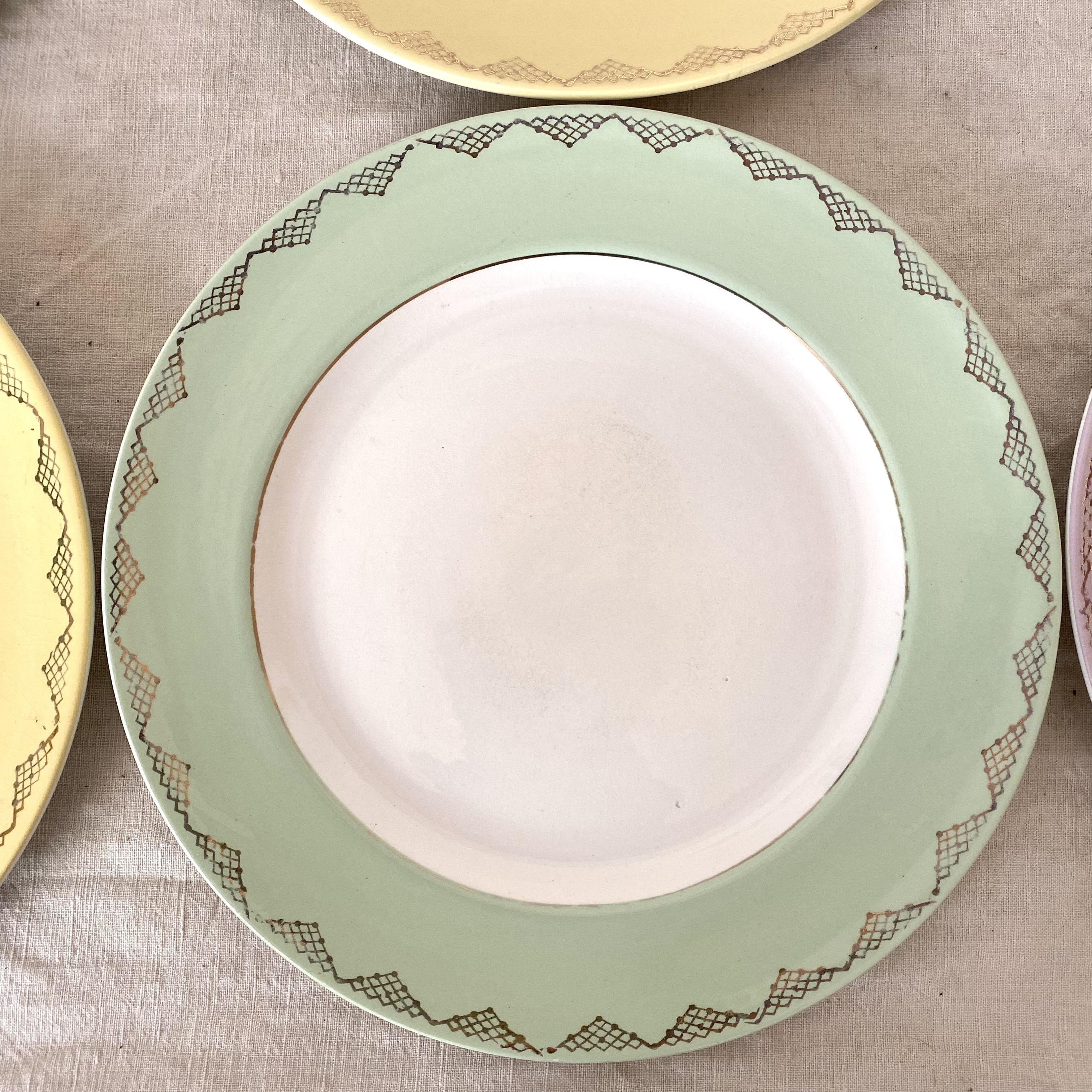 Assiettes plates l'amandinoise couleurs pastel, années 60