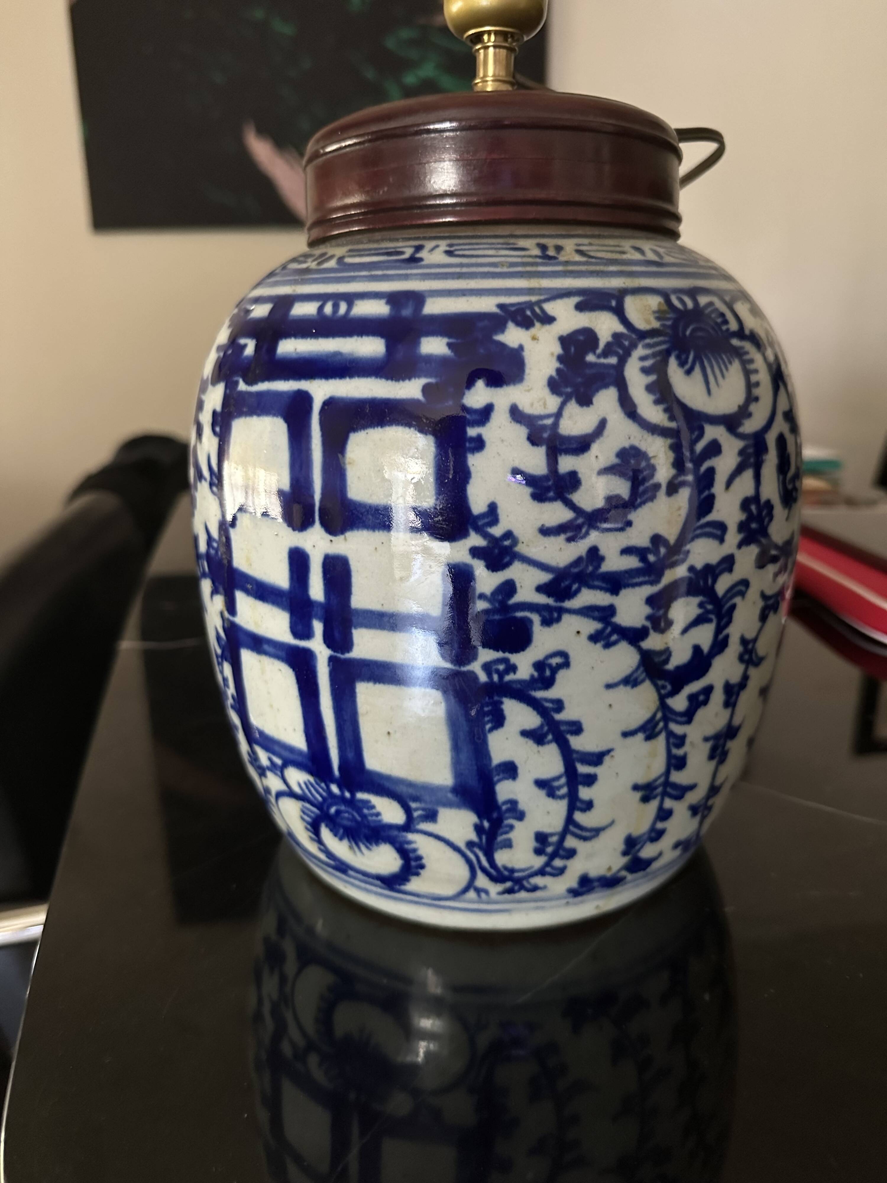 Asian lamp from the early 20th century in blue and white ceramic.